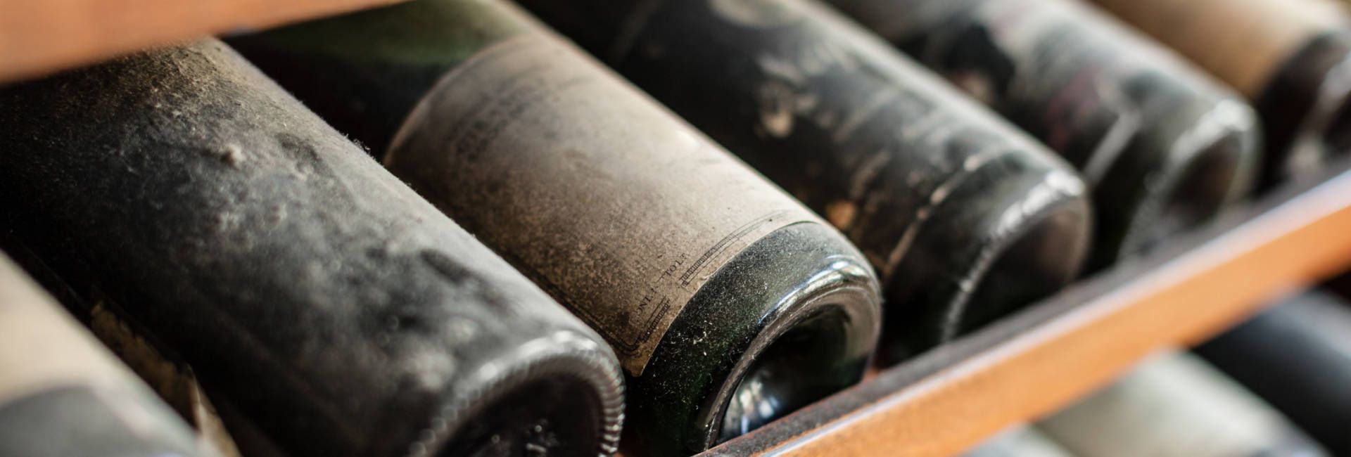 Wijnrek vol met heerlijke Italiaanse wijnen