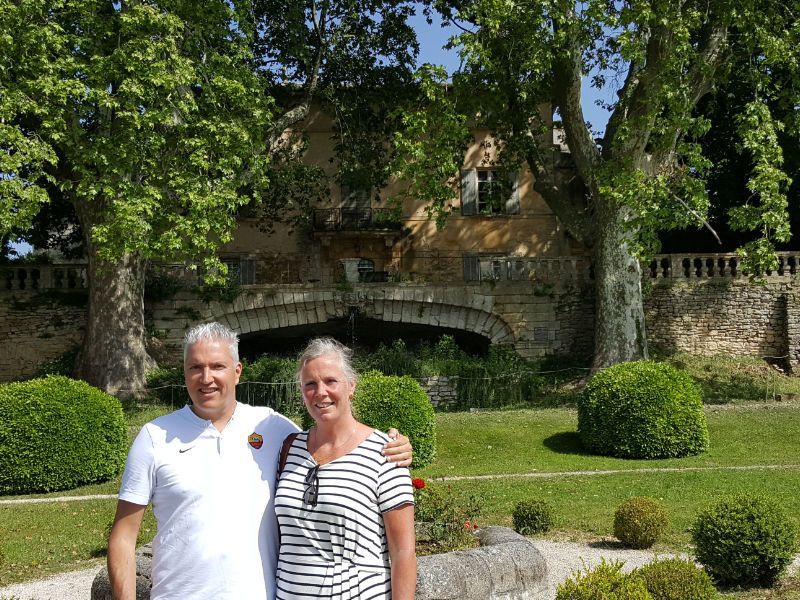 Renata & Dennis in front of Chateau Canorgue from the movie a Good Year
