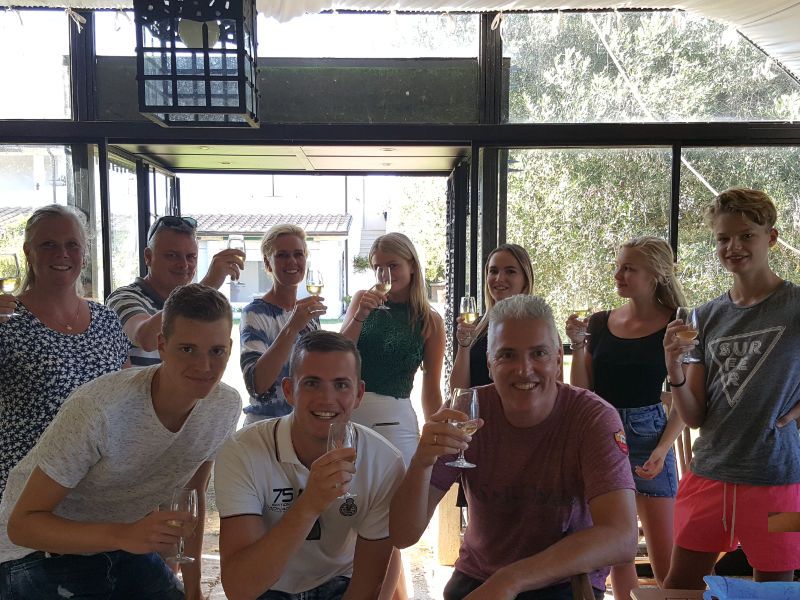 samen met onze vrienden en onze kinderen wijn proeven bij Etruscaia in Tarquinia