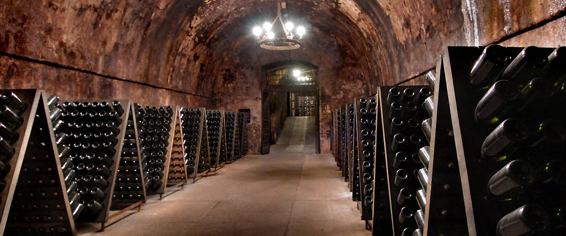 italiaanse champagne ligt te rijpen in de kelder