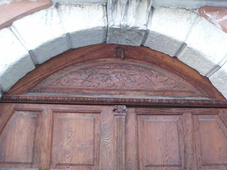 dettaglio restauro porta in legno