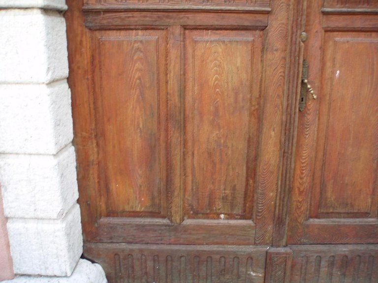 portone esterno in legno in restauro
