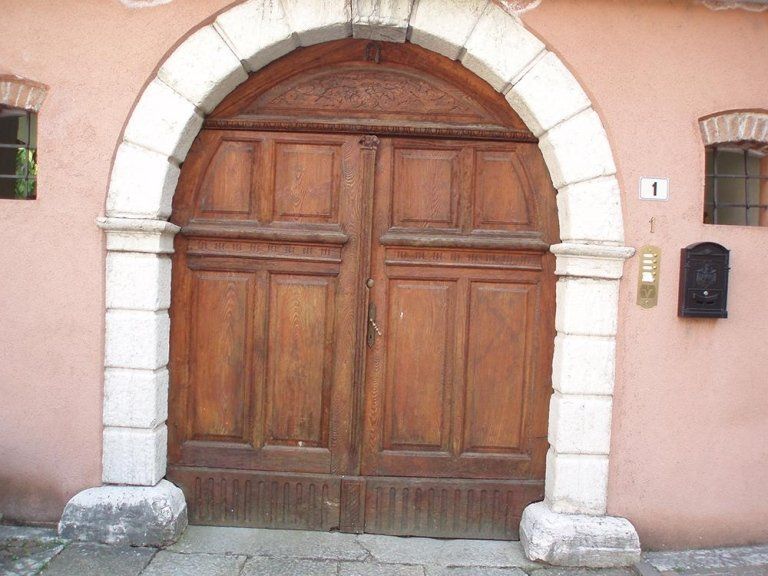 restauro portone esterno in legno