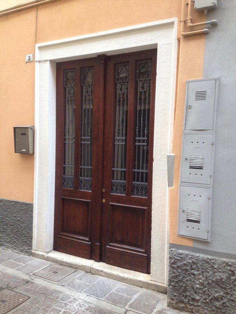 portone in legno restaurato