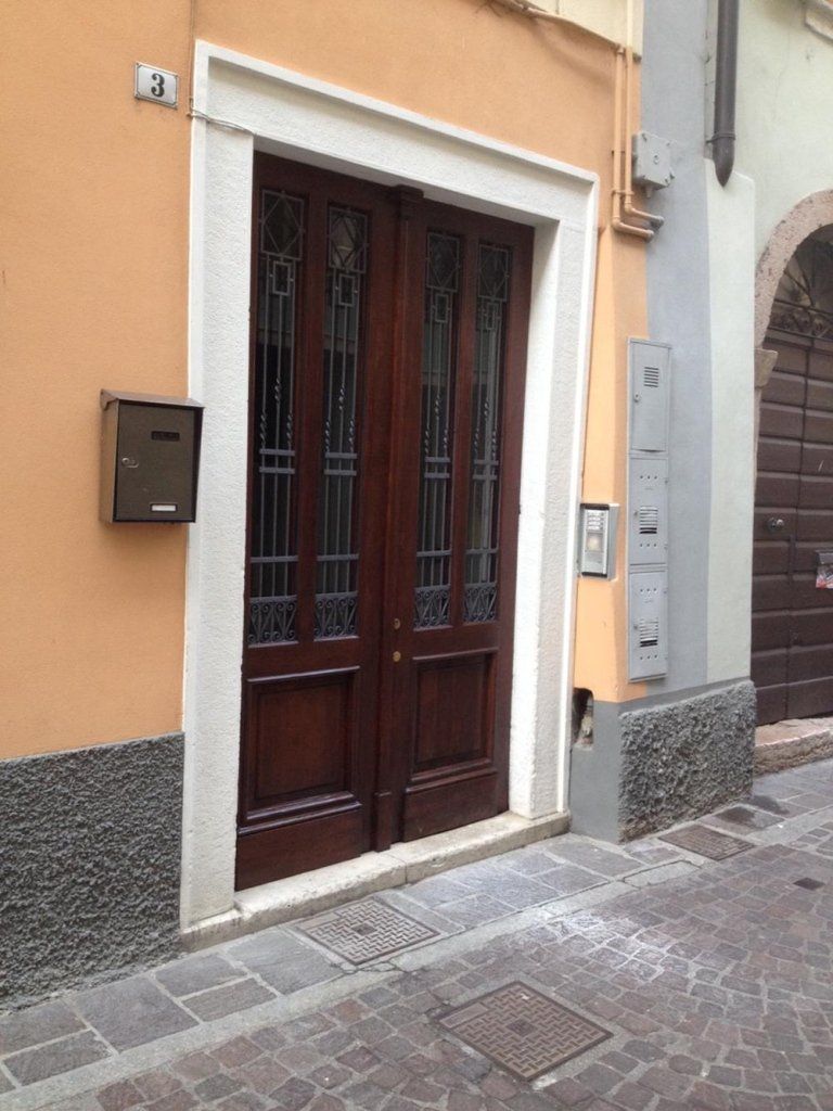 portone esterno in legno restaurato