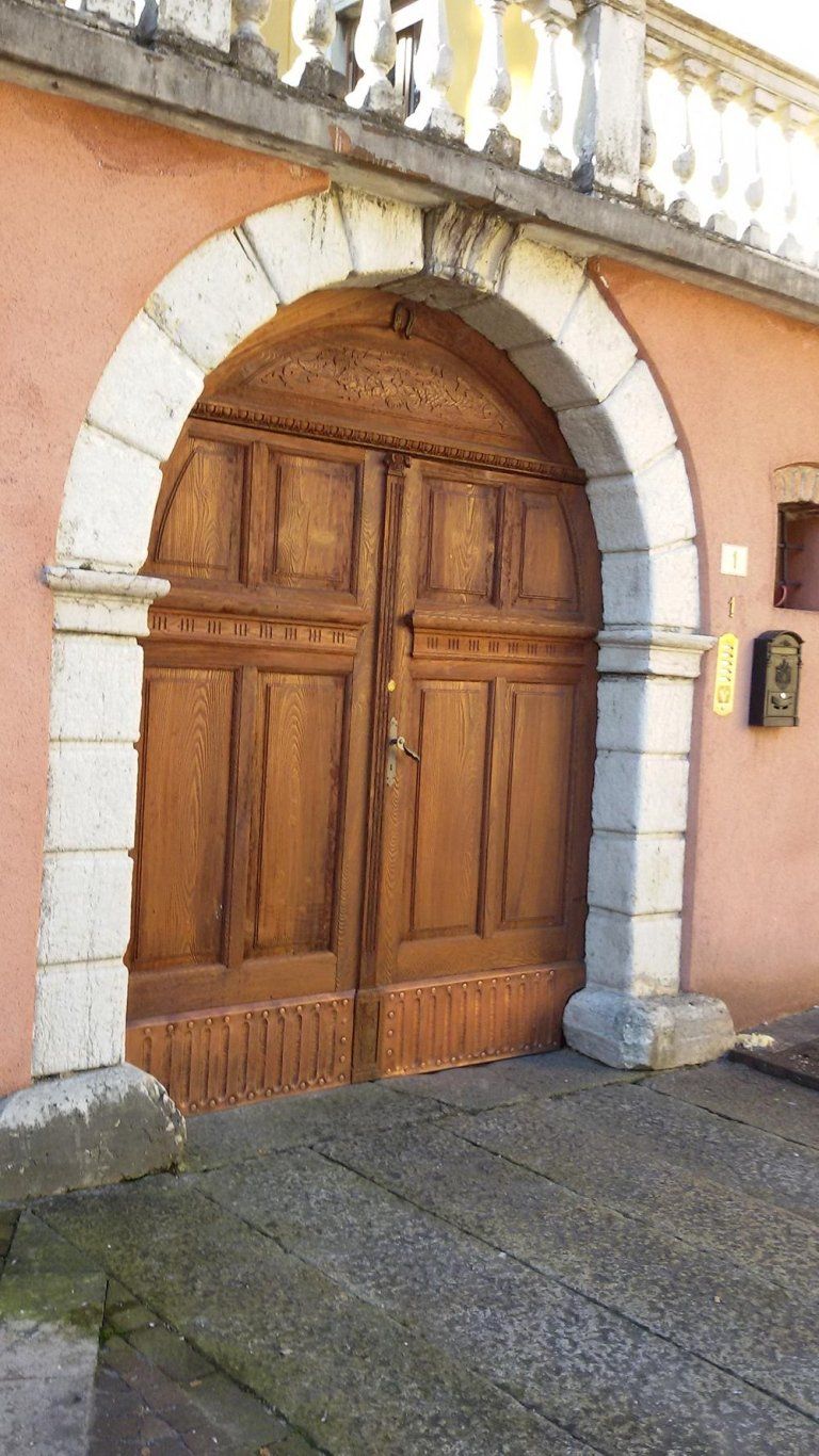 portone esterno restaurato