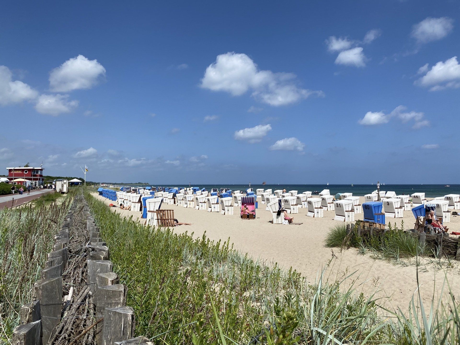 Breiter, flach abfallender Ostseestrand in Damp