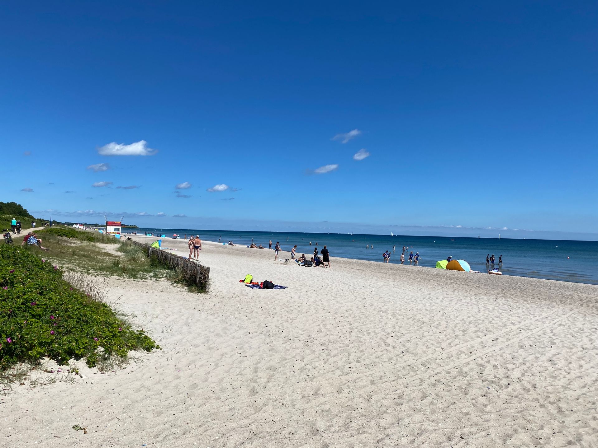 Langer Sandstrand, Sonne, Meer - perfekt, um im Urlaub abzuschalten