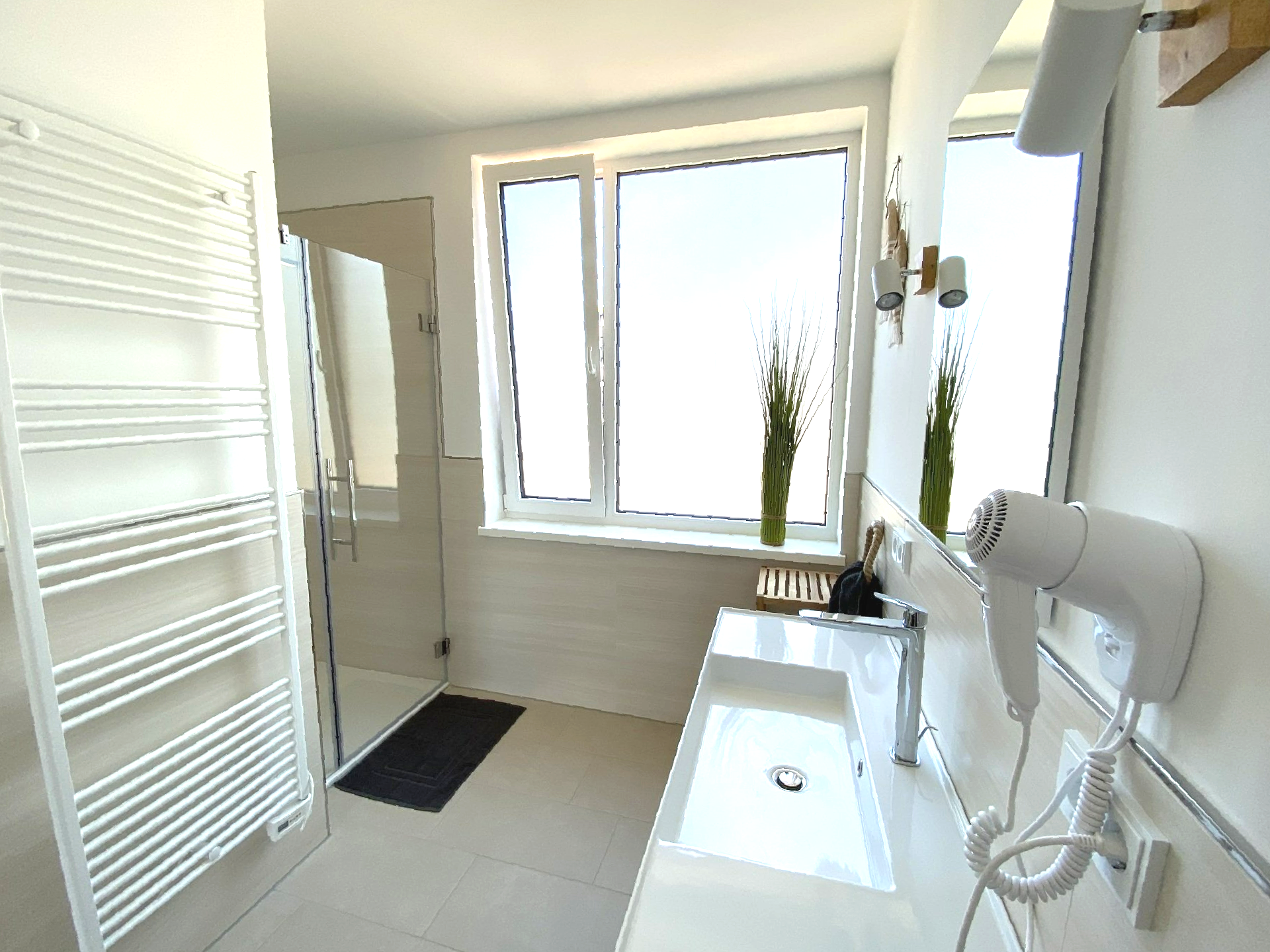 Großes Bad im Obergeschoss mit Wellness-Dusche und  extra abgetrenntem WC