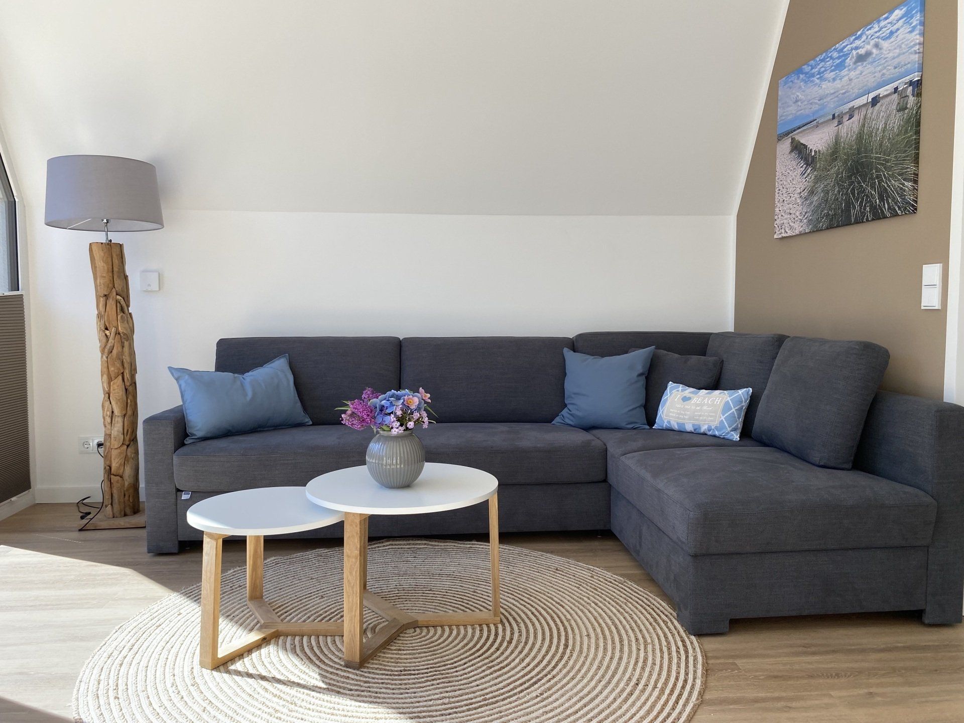 Gemütliche Wohnzimmer-Ecke mit Blick auf den Kamin und Garten