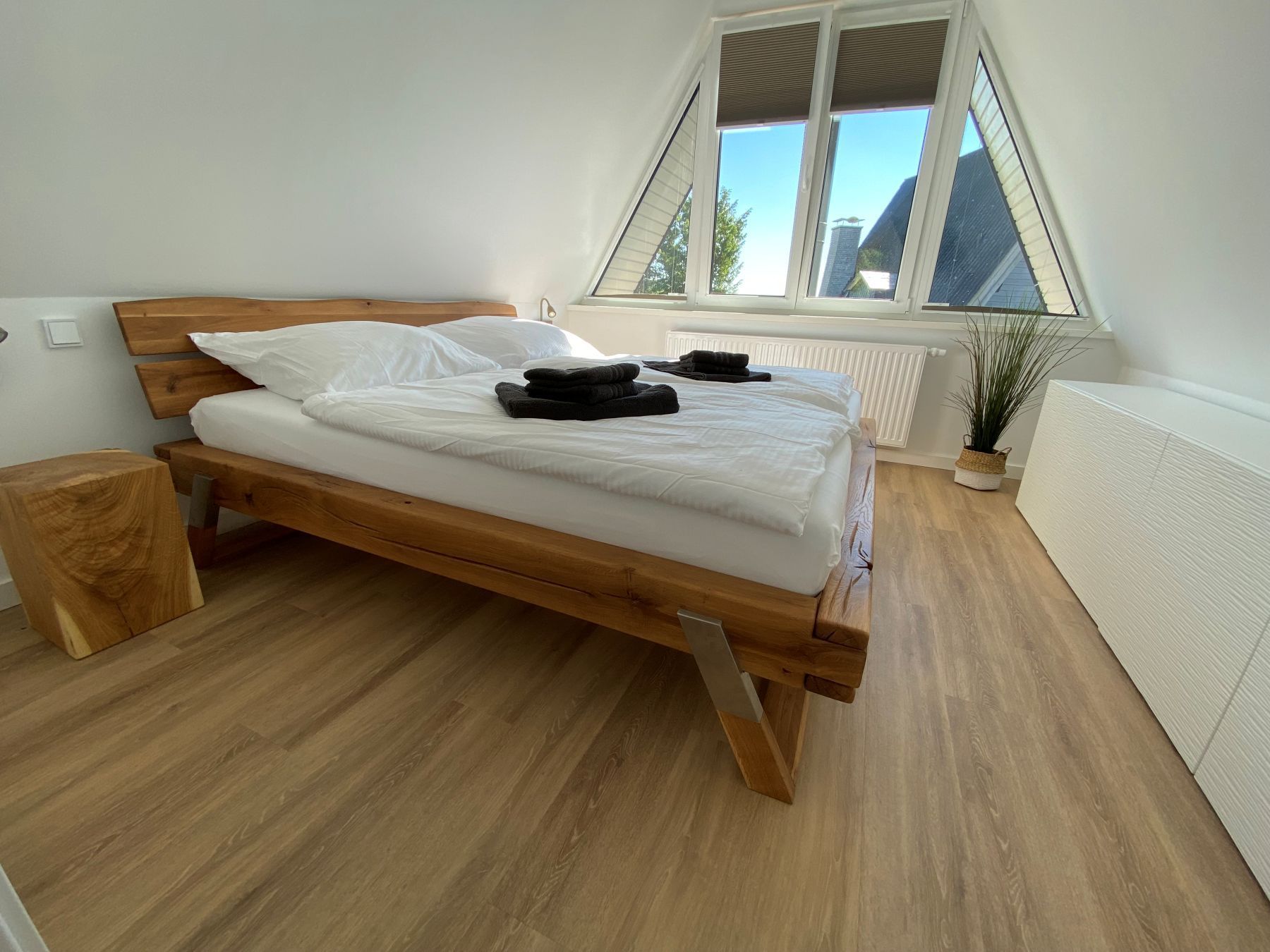 Ferienhaus mit zwei Schlafzimmern, hier SZ mit Doppelbett