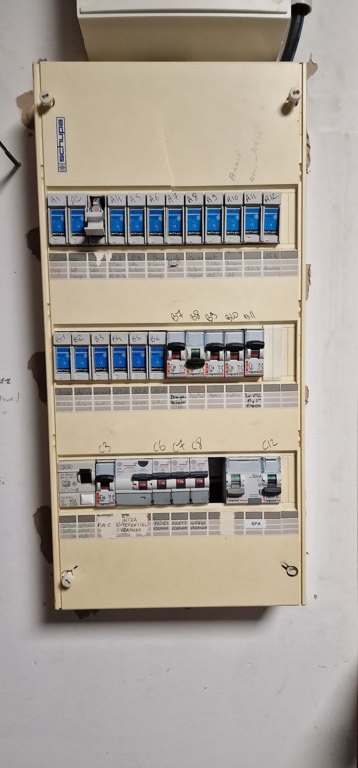 Un gros plan d'un boîtier électrique sur un mur.