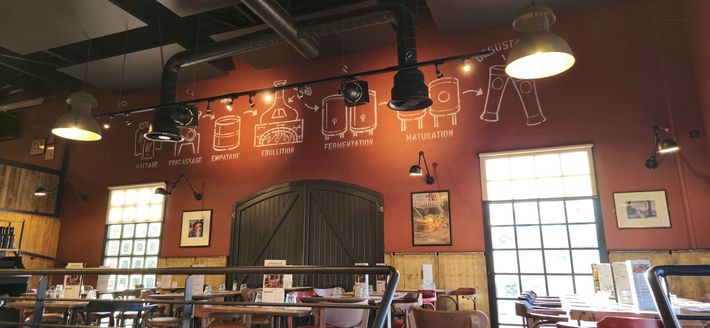 Un restaurant avec un mur rouge et des tables et des chaises