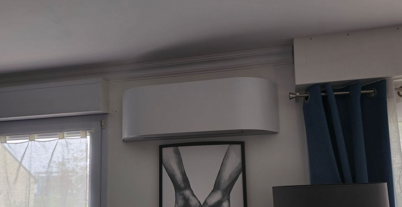 Une grande pharmacie remplie de nombreux rayons et produits.