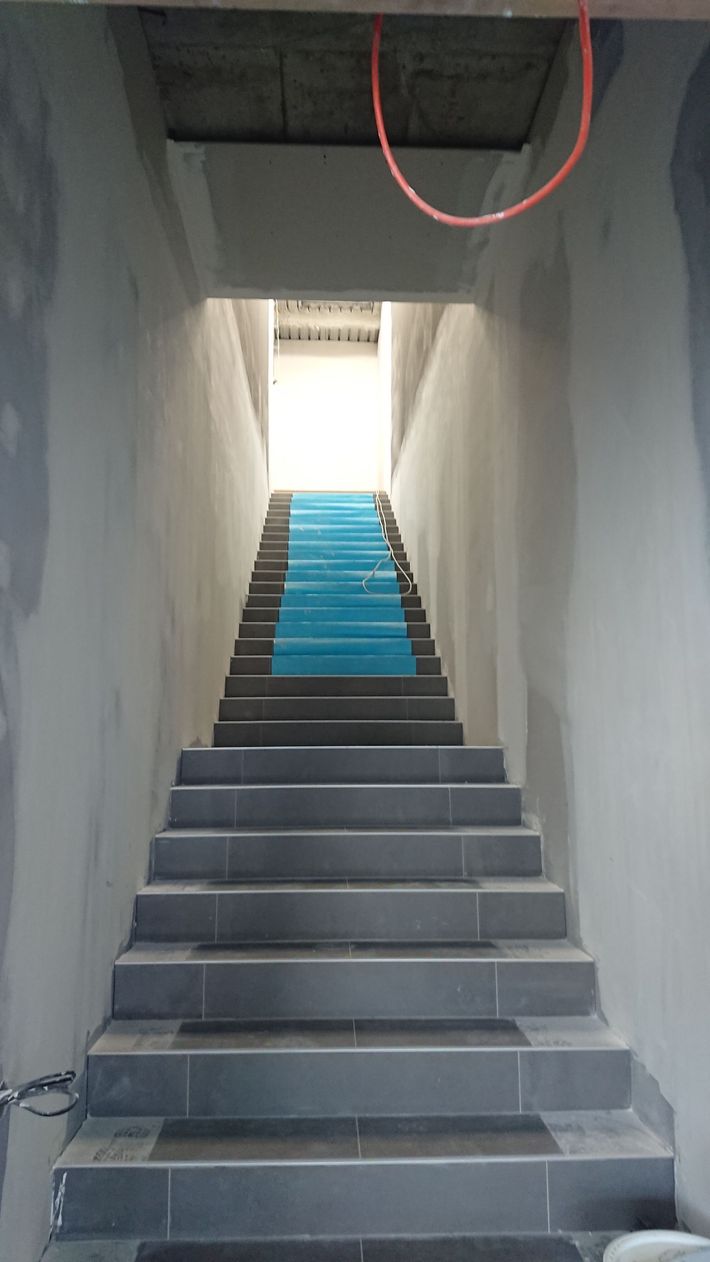 Un escalier menant à un tunnel dans un bâtiment en construction.