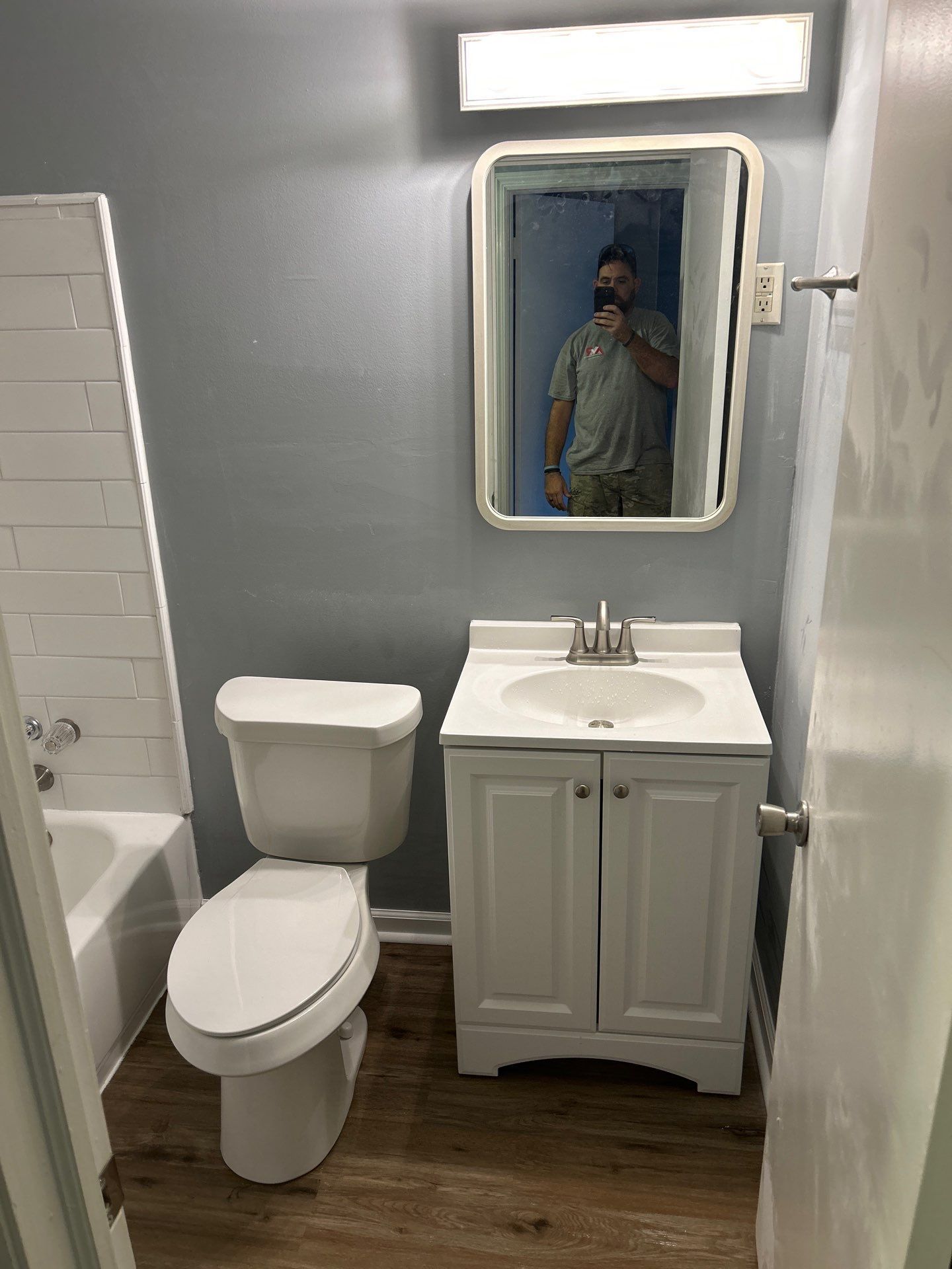 Bathroom with White Sink and Toilet and Bath Tub – Columbus, GA – All Veteran Renovators 