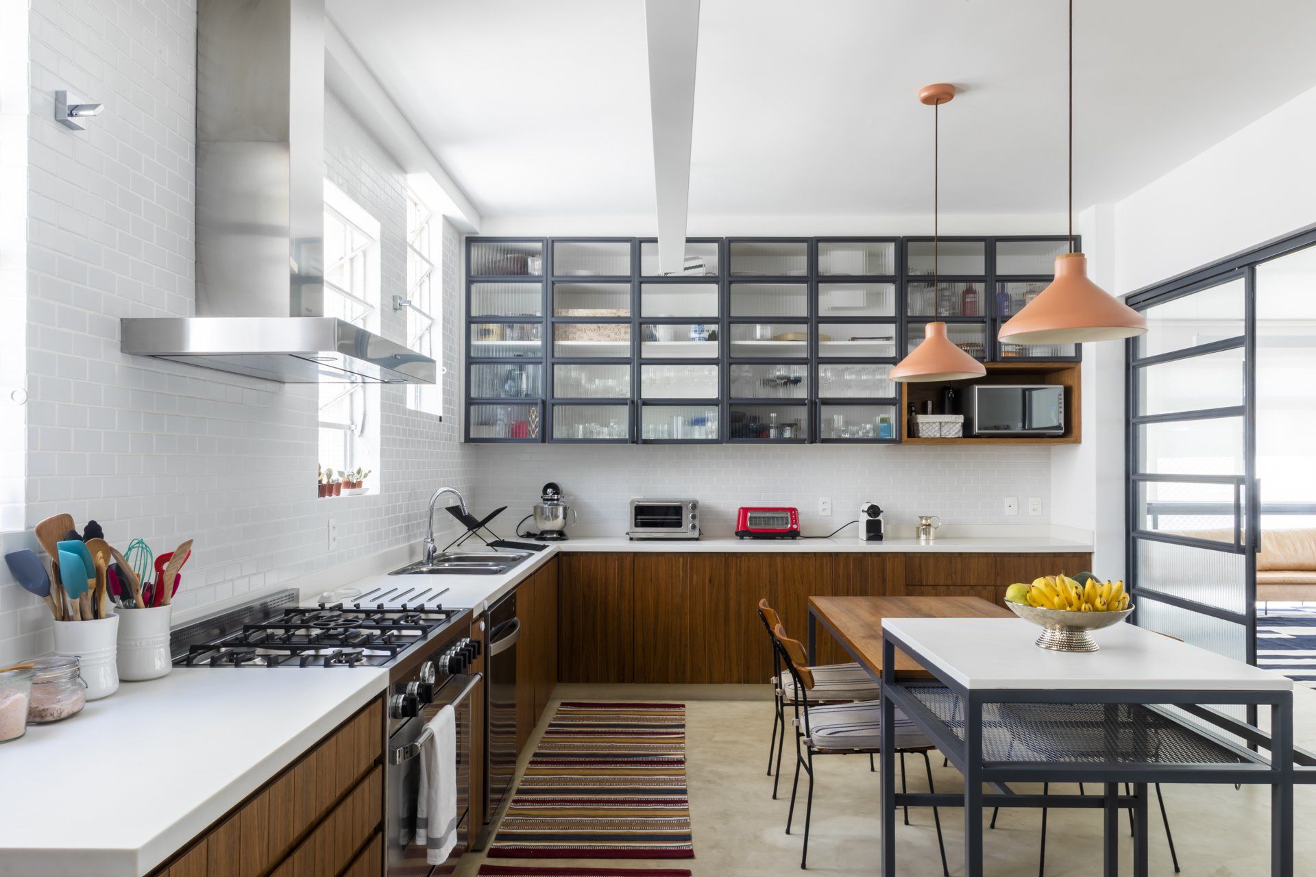 Uma cozinha com mesa e cadeiras e fogão.
