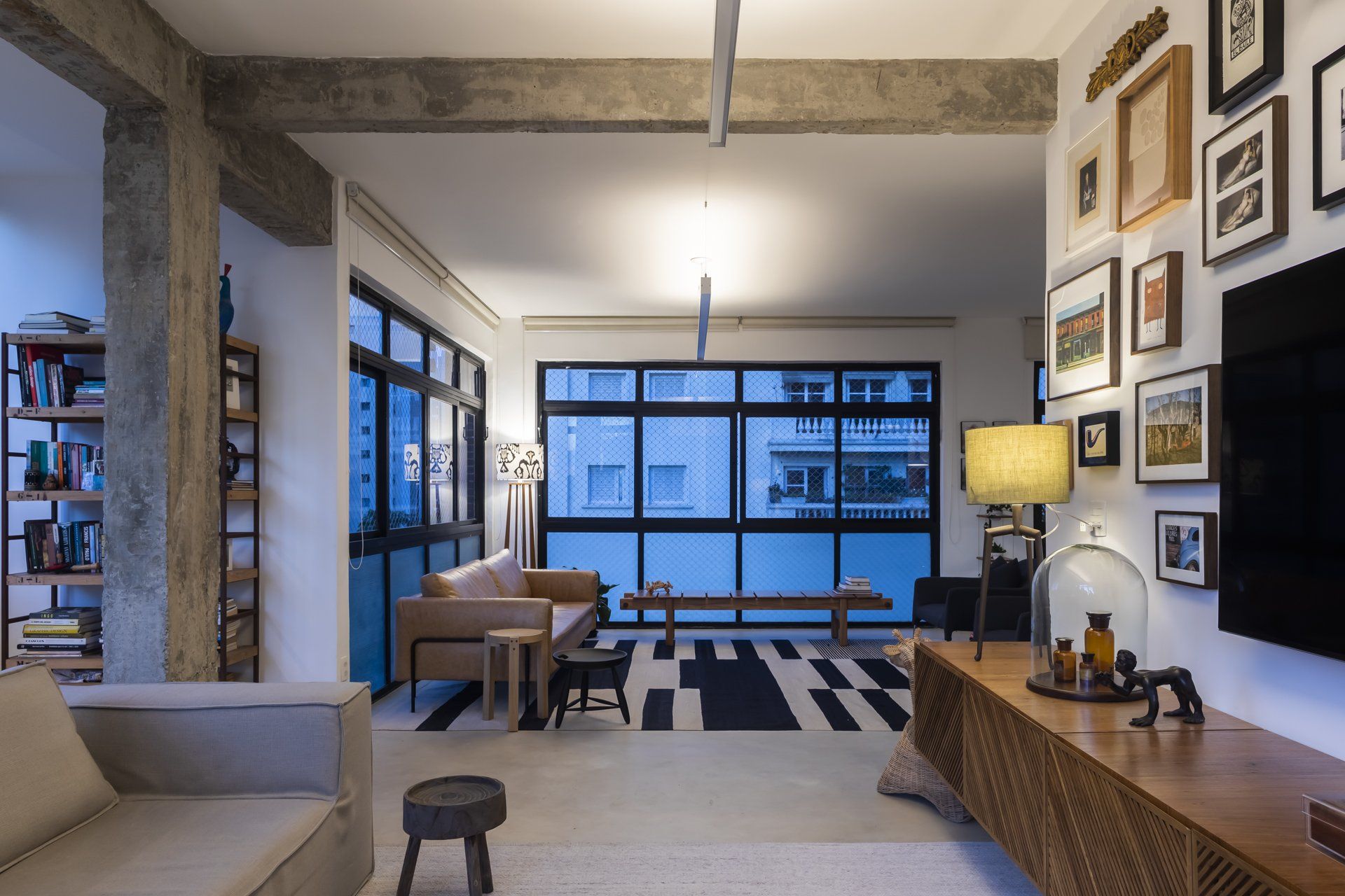 Uma sala de estar com sofá e televisão