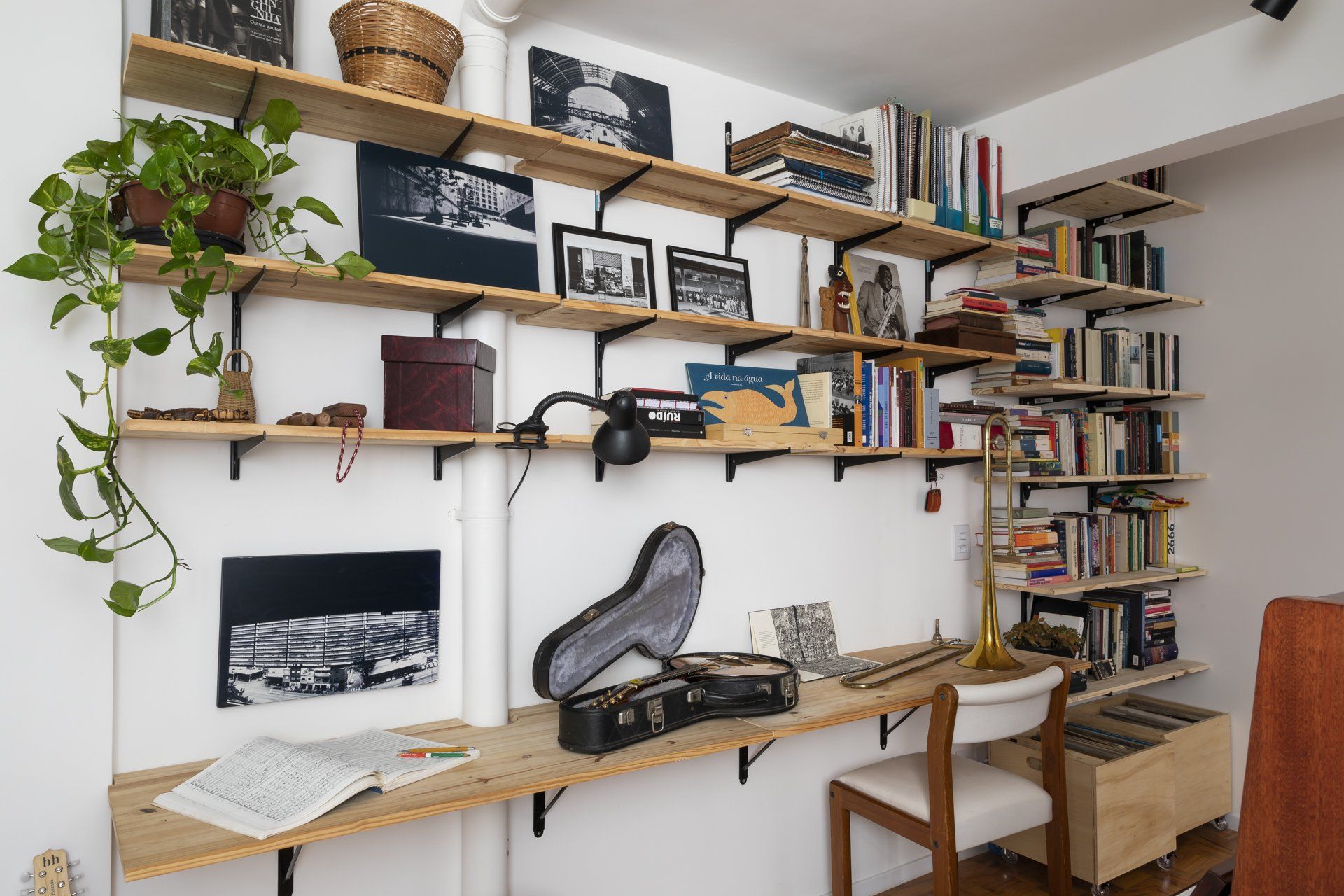 Uma sala com muitas prateleiras e uma mesa