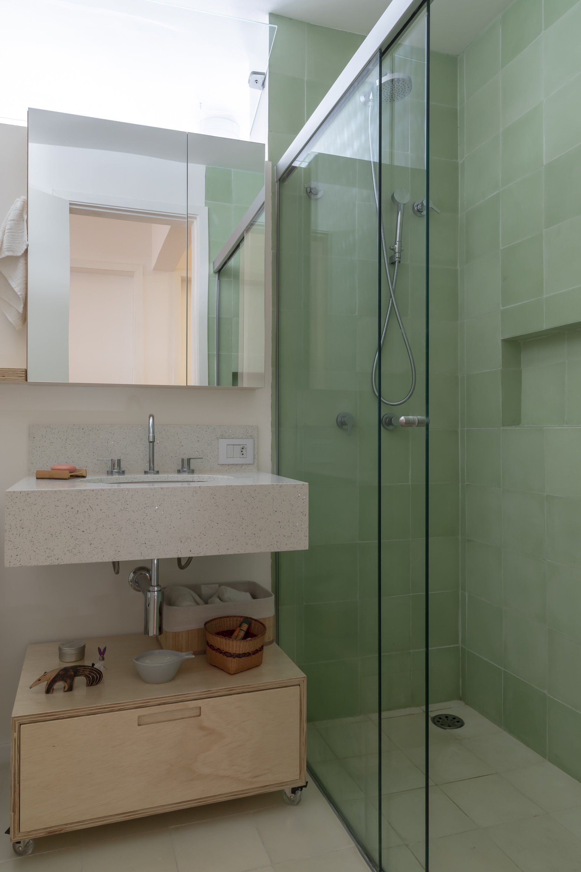 Um banheiro com pia e box amplo.