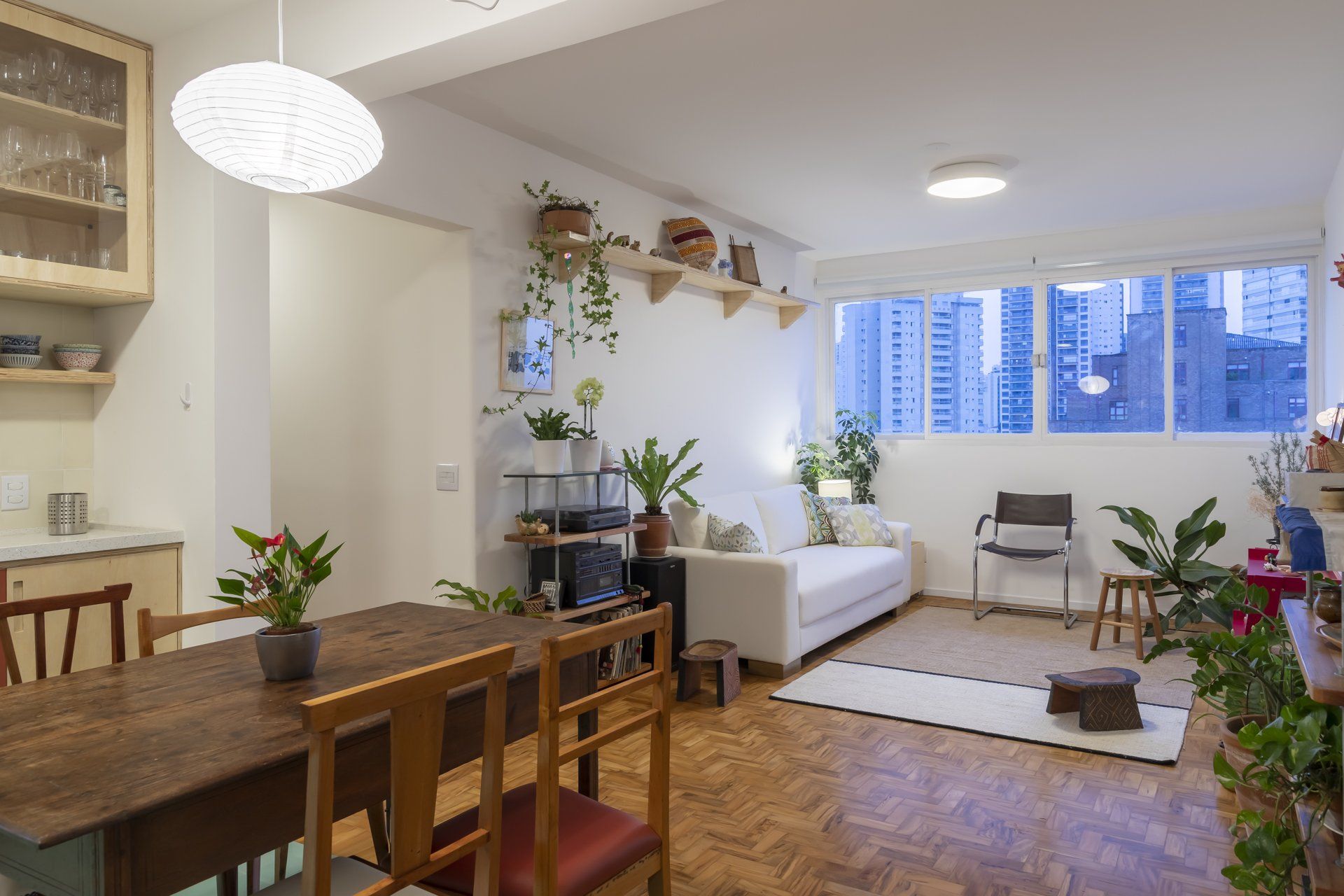 Uma sala com mesa e cadeiras e um sofá.