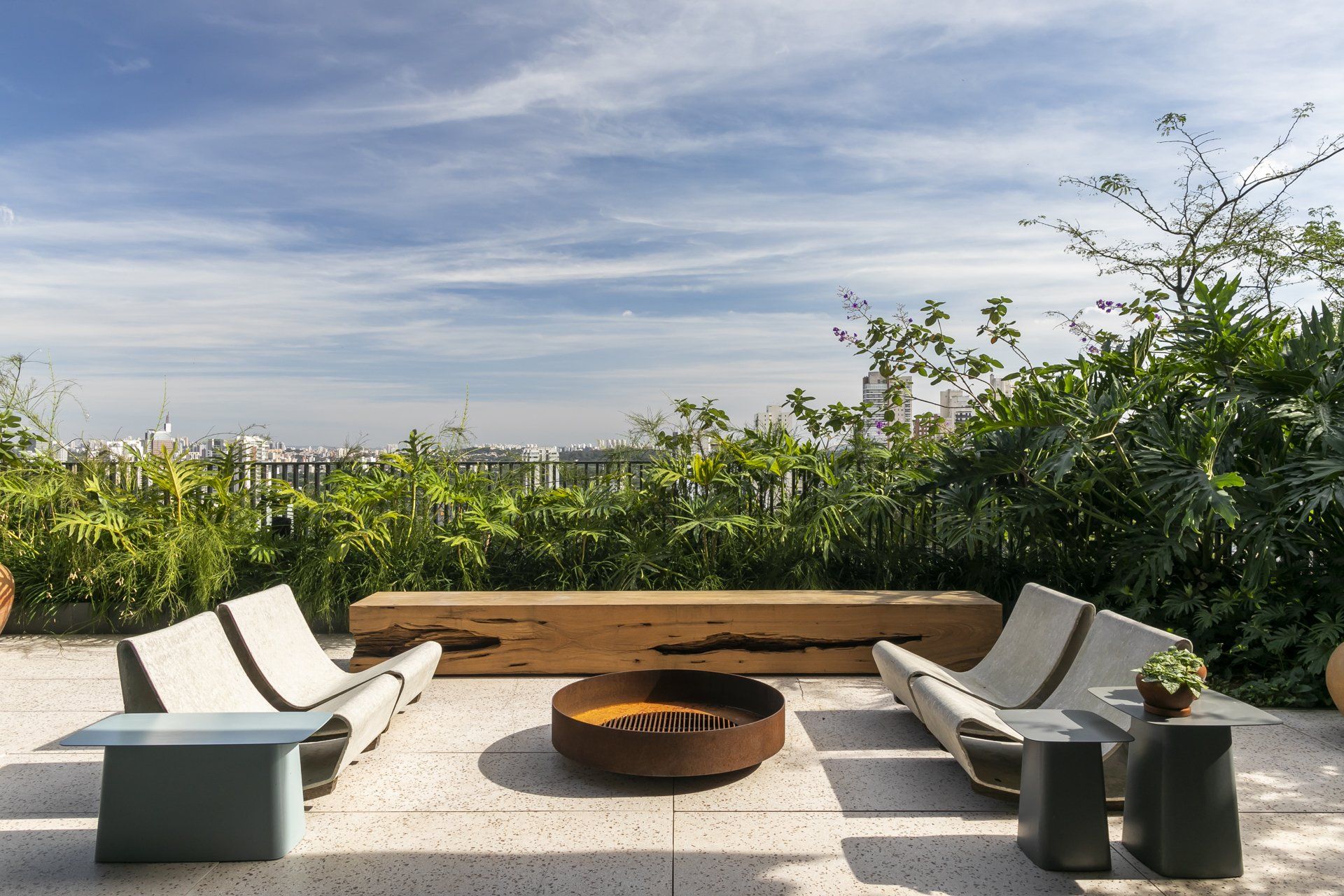 Há uma fogueira no meio do pátio.