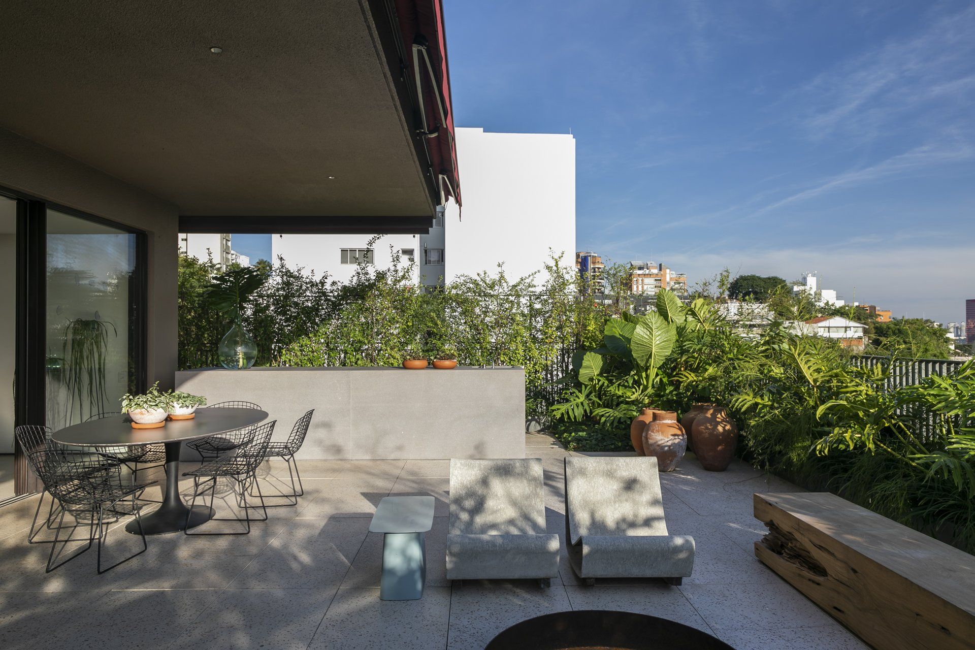 Um pátio com mesa e cadeiras e fogueira.