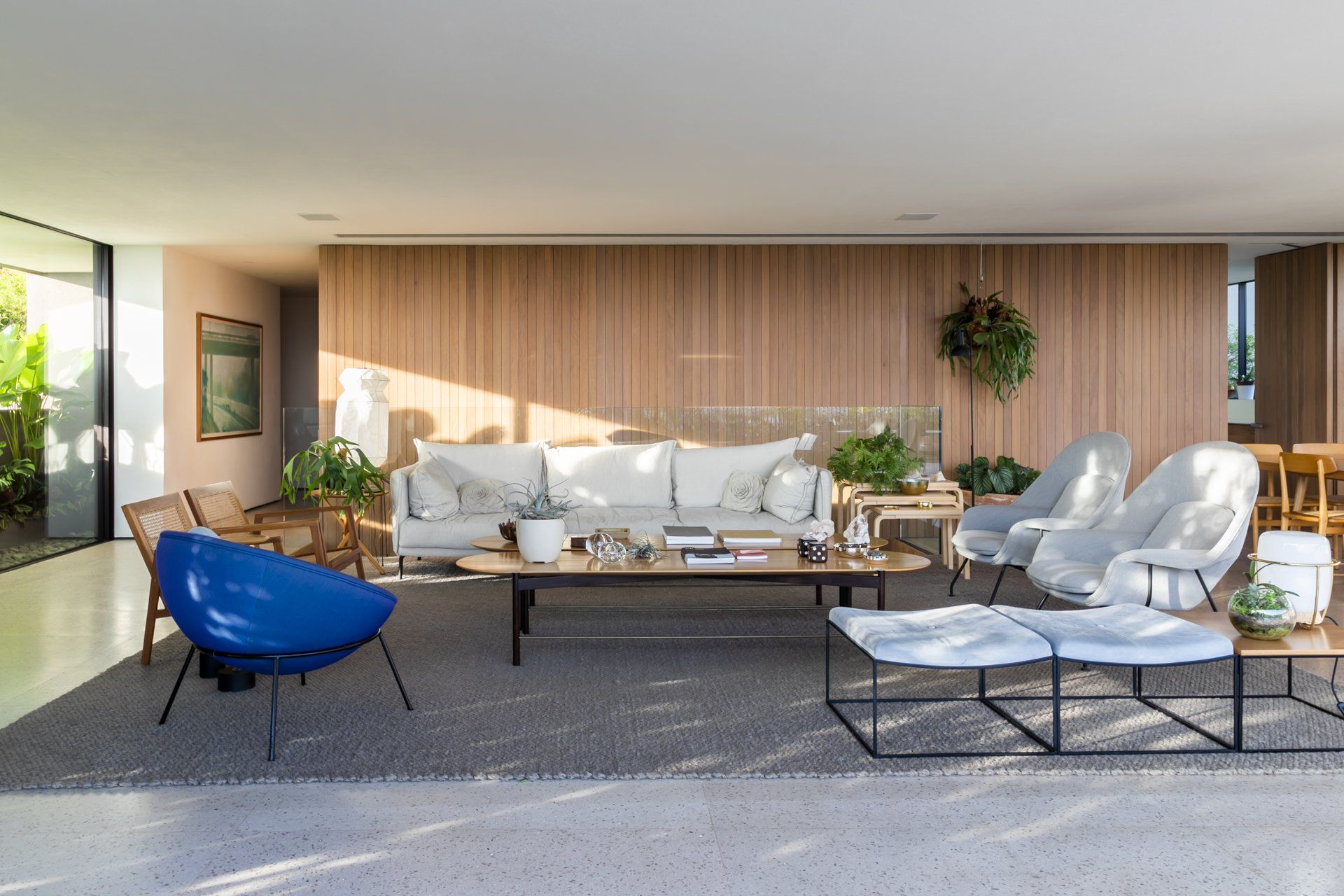 Uma sala cheia de móveis e um sofá.