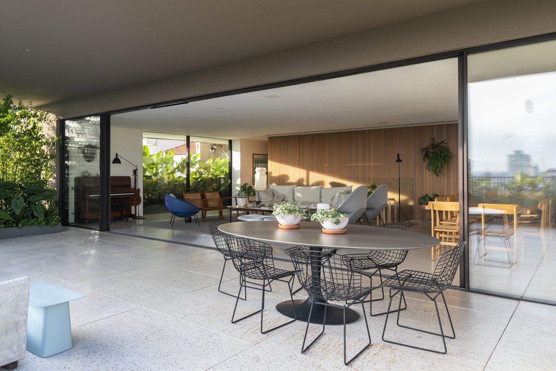 Um pátio com mesa e cadeiras na sala de estar