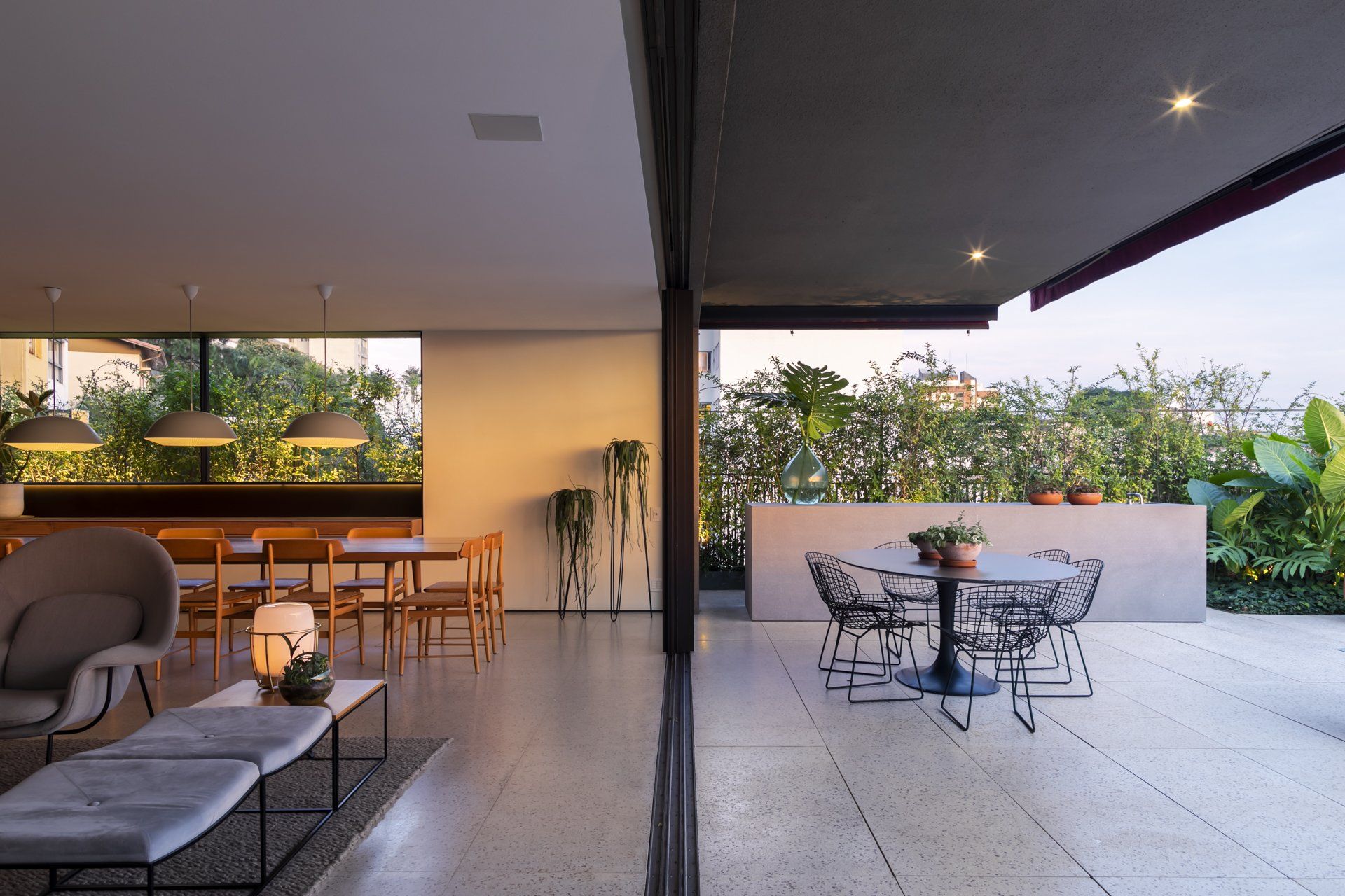 Uma sala de estar com mesa e cadeiras e uma sala de jantar com mesa e cadeiras