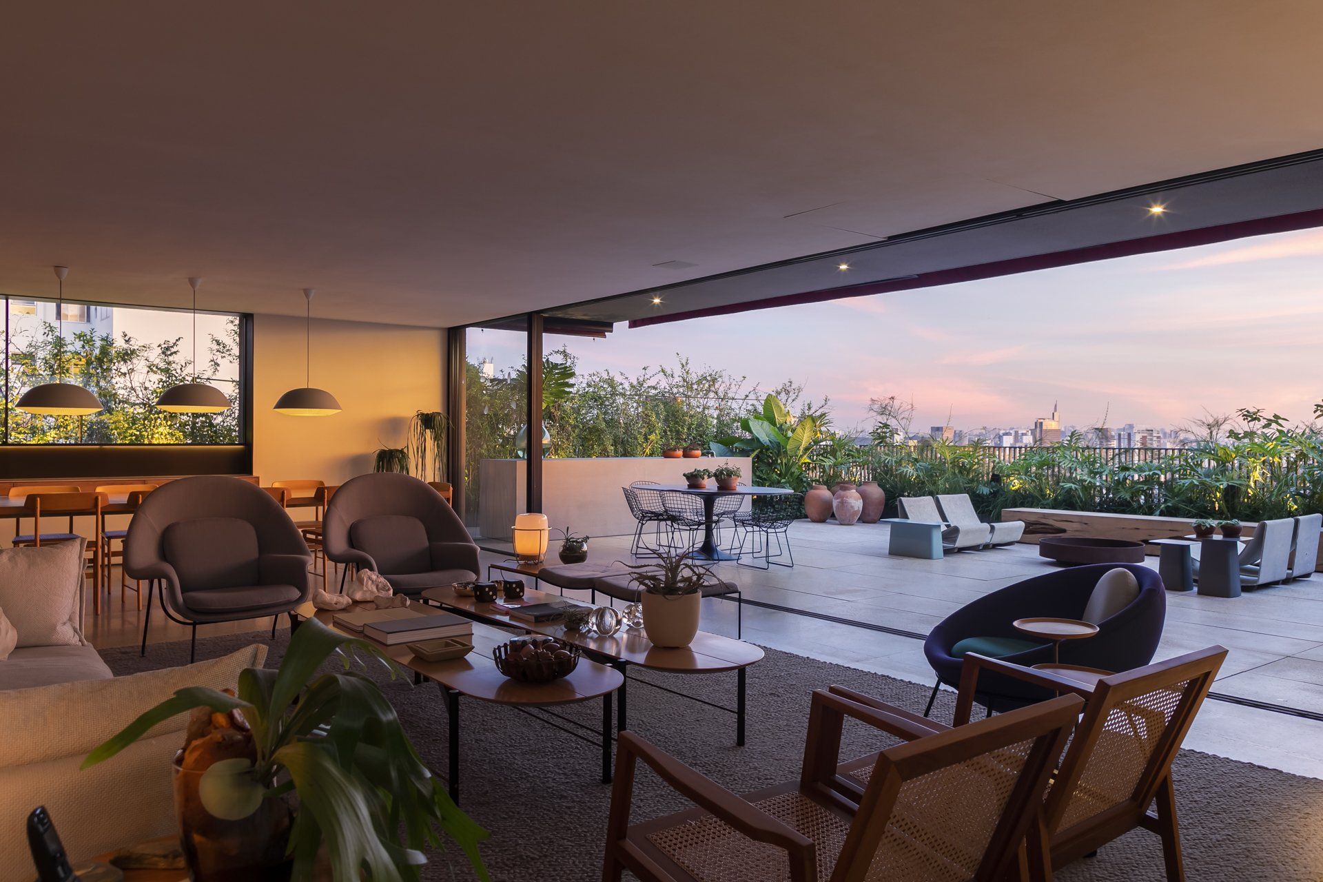 Uma sala com muitos móveis e uma grande janela.