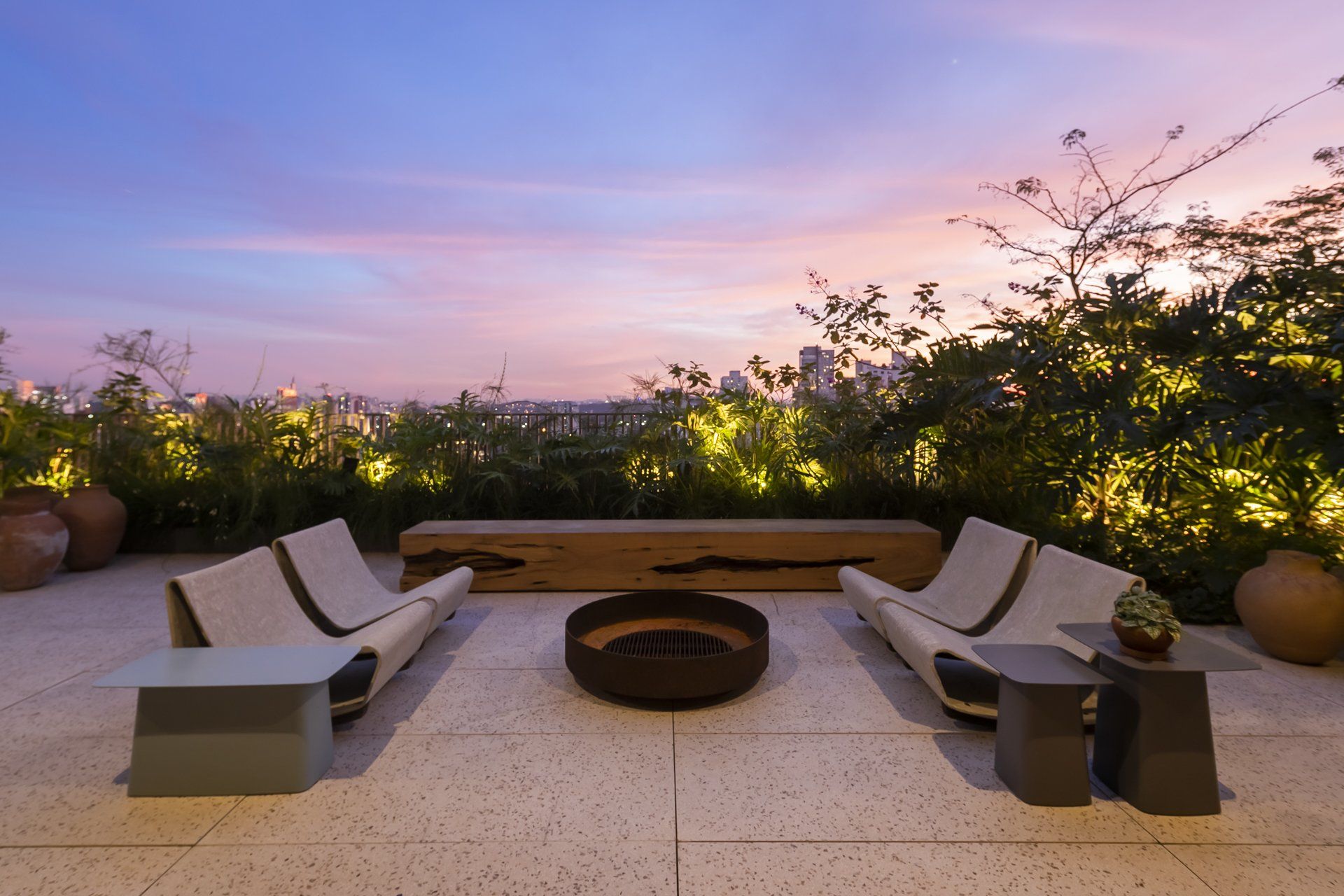 Há uma fogueira no meio do pátio.