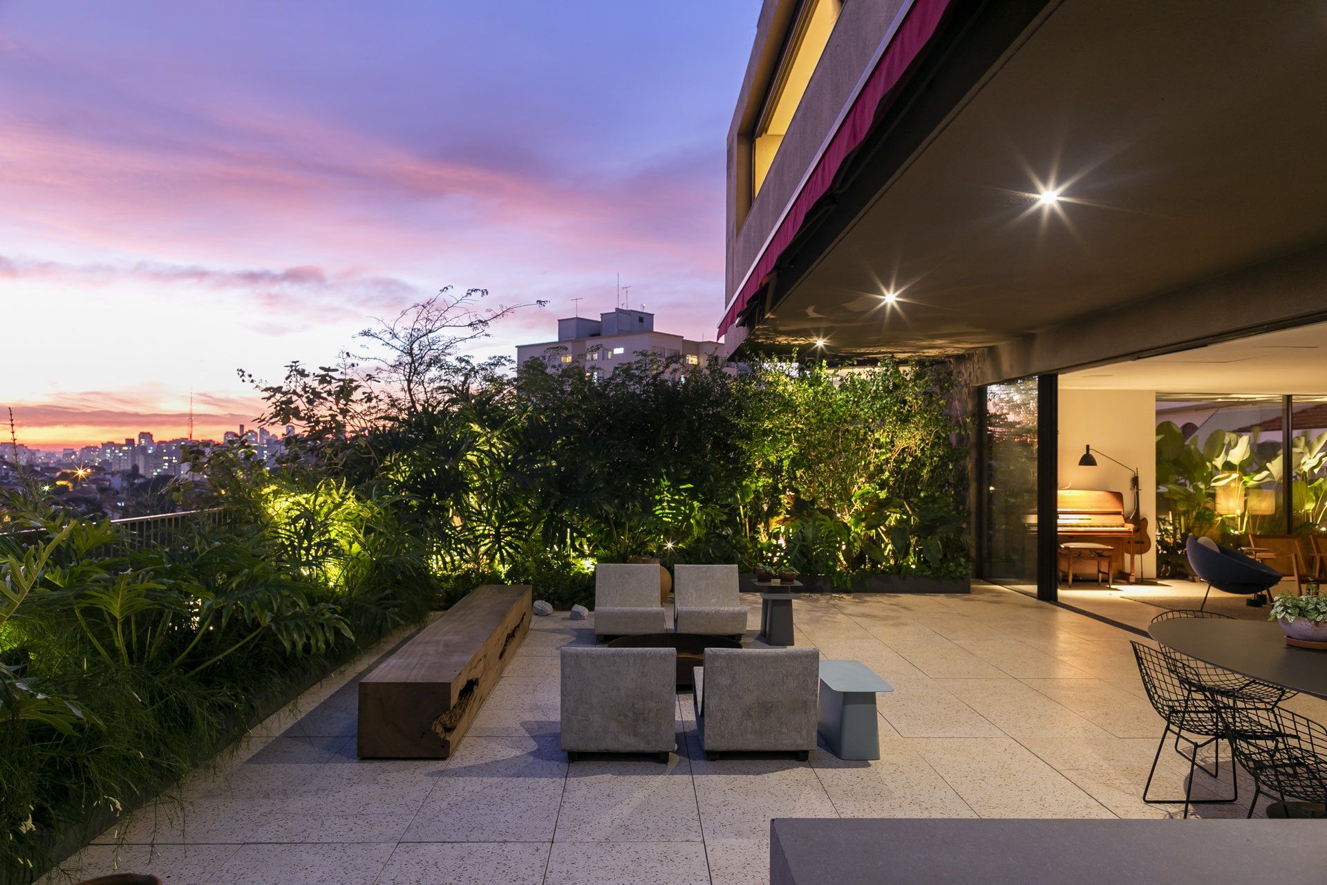 Impressão artística de um pátio com móveis e um piano