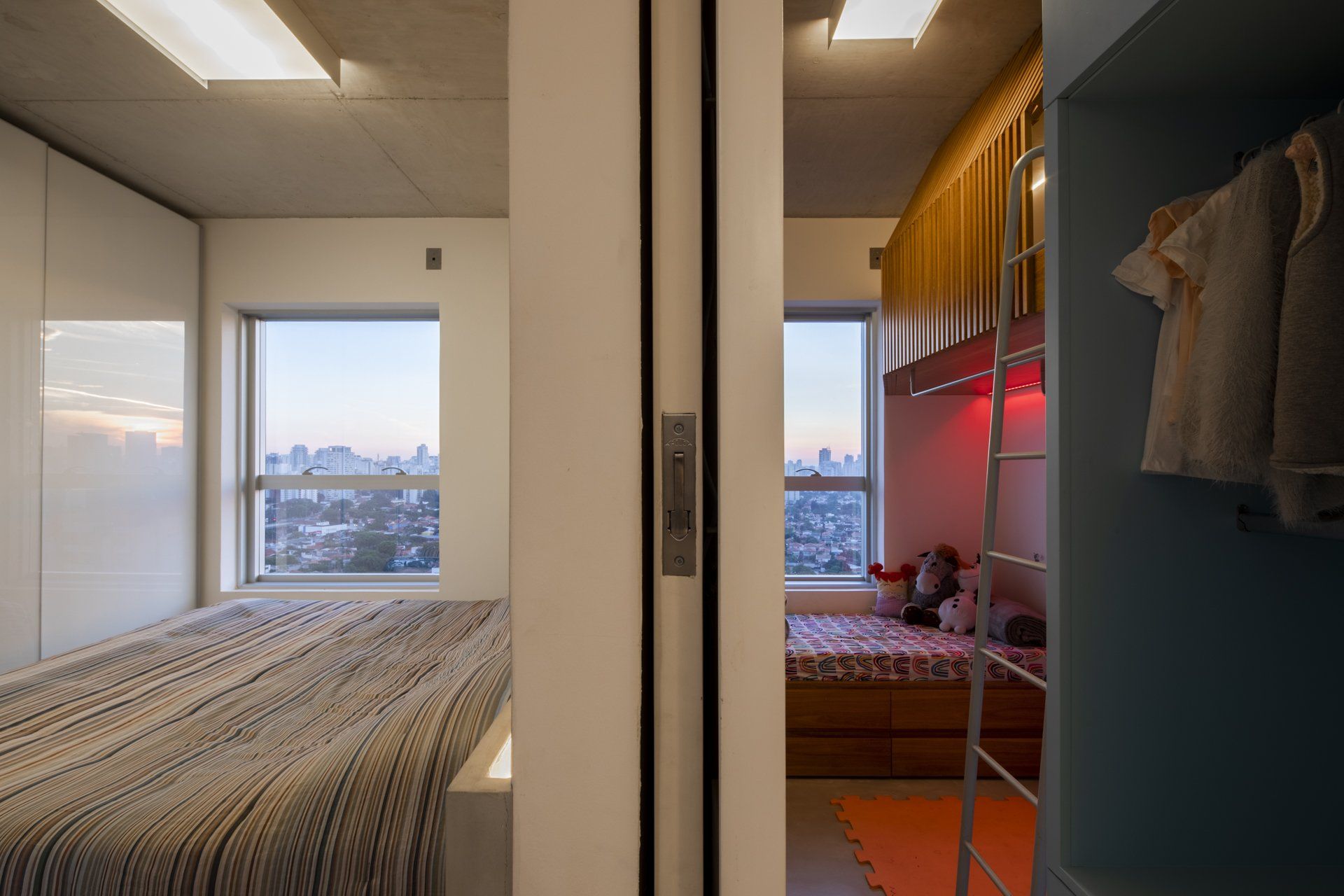 Um quarto com um beliche e uma escada.