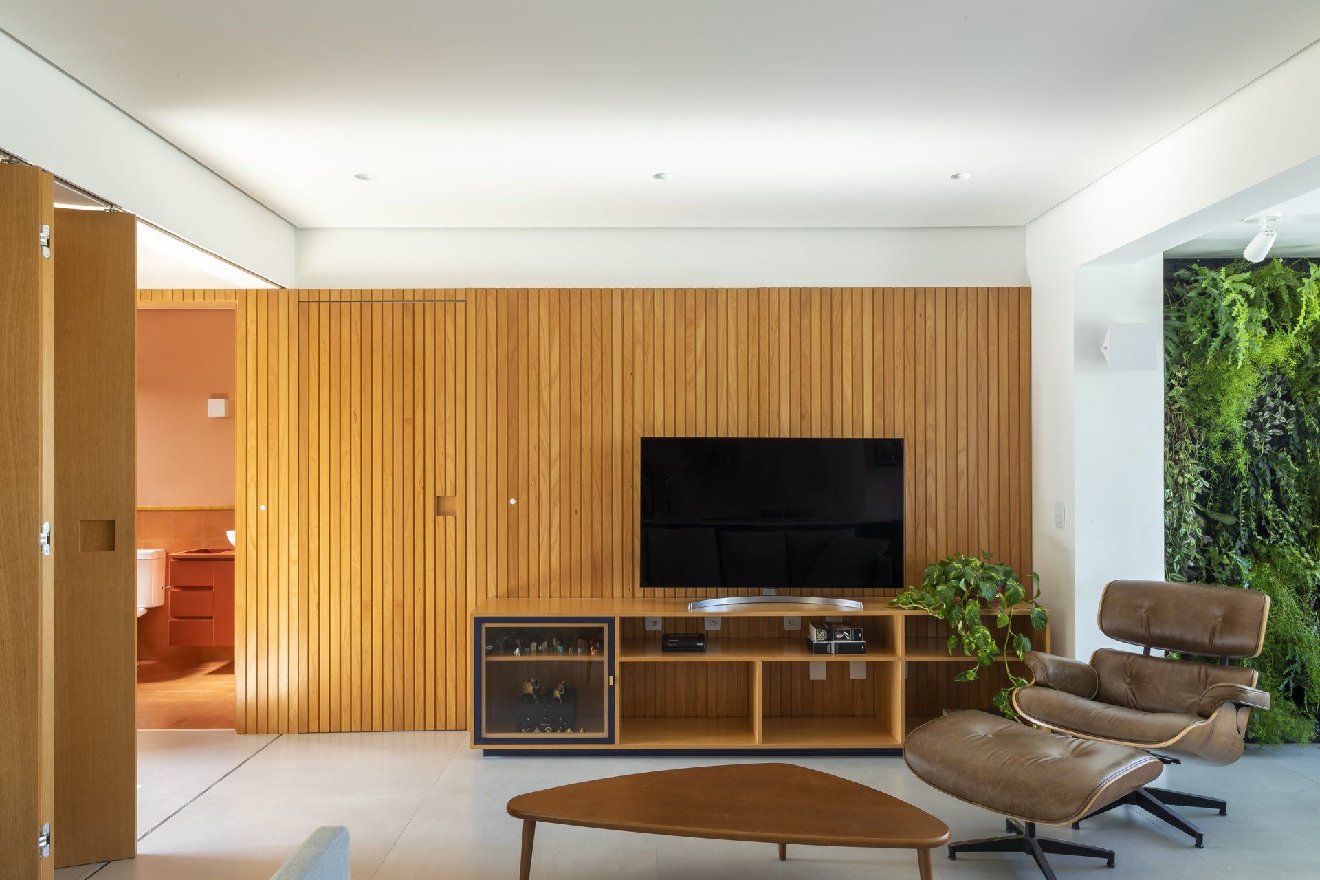 Uma sala de estar com televisão e uma cadeira