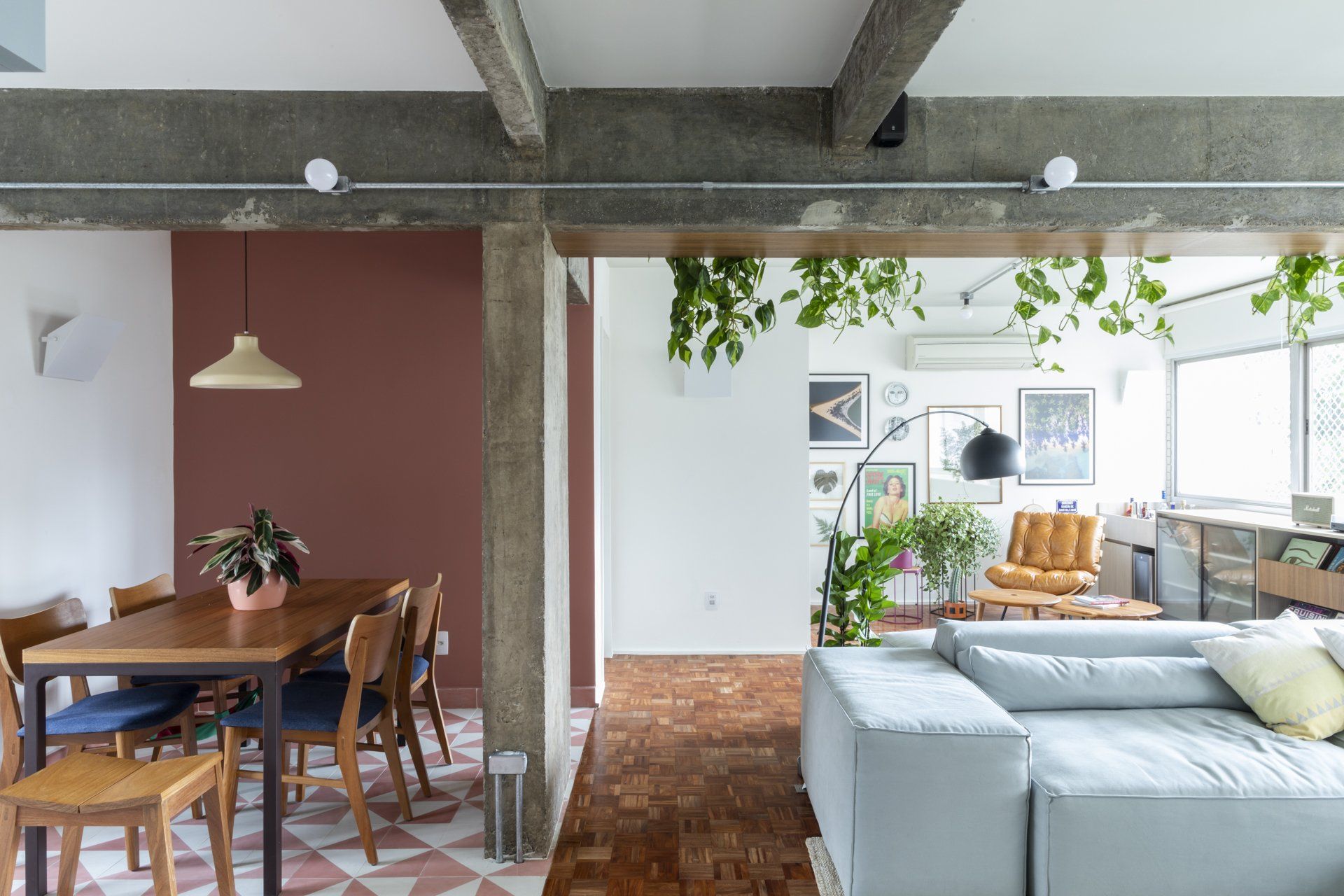 Uma sala com sofá, mesa e cadeiras.