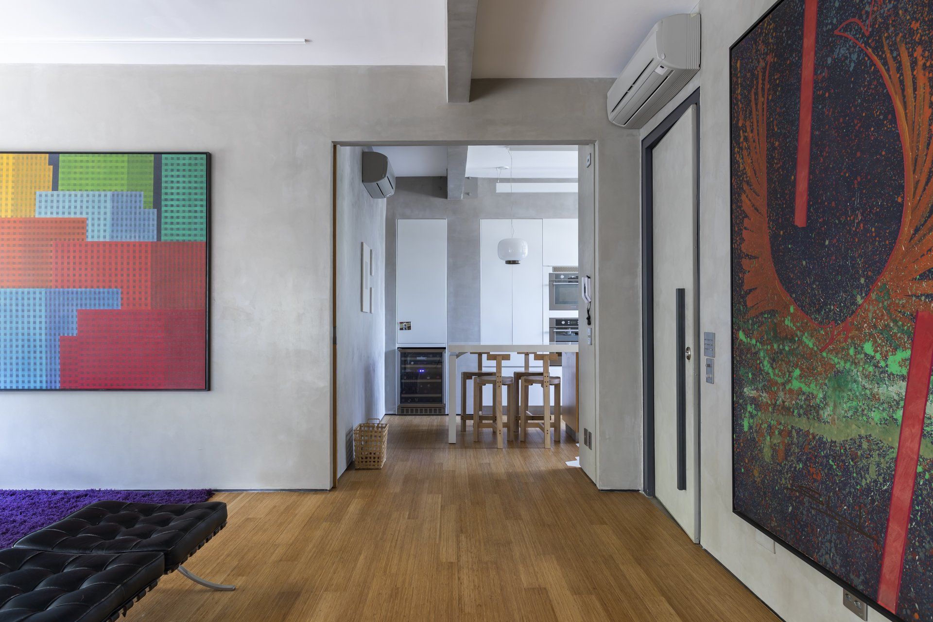 Uma sala de estar com uma pintura colorida na parede