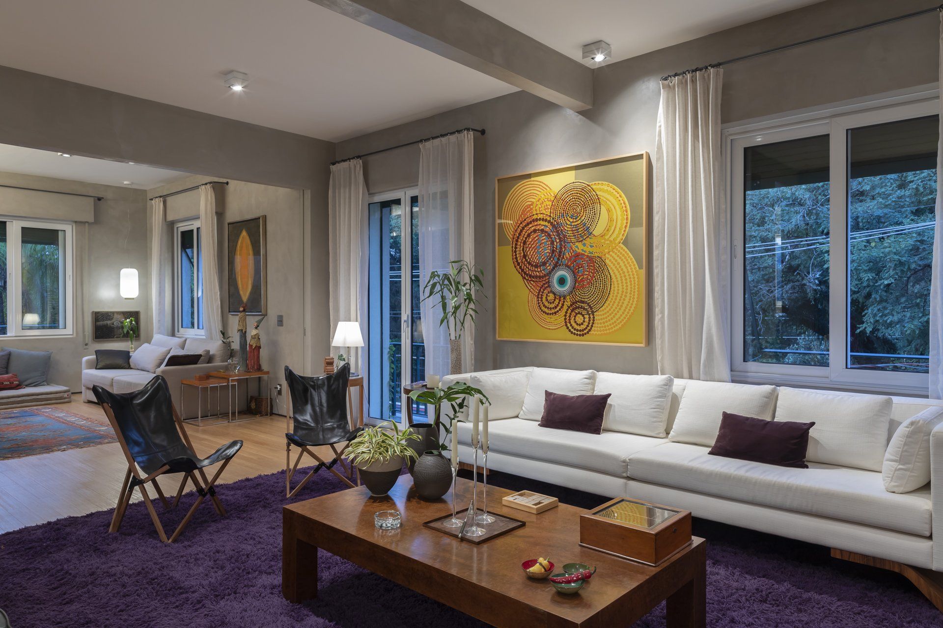 Uma sala de estar com sofá e mesa de centro