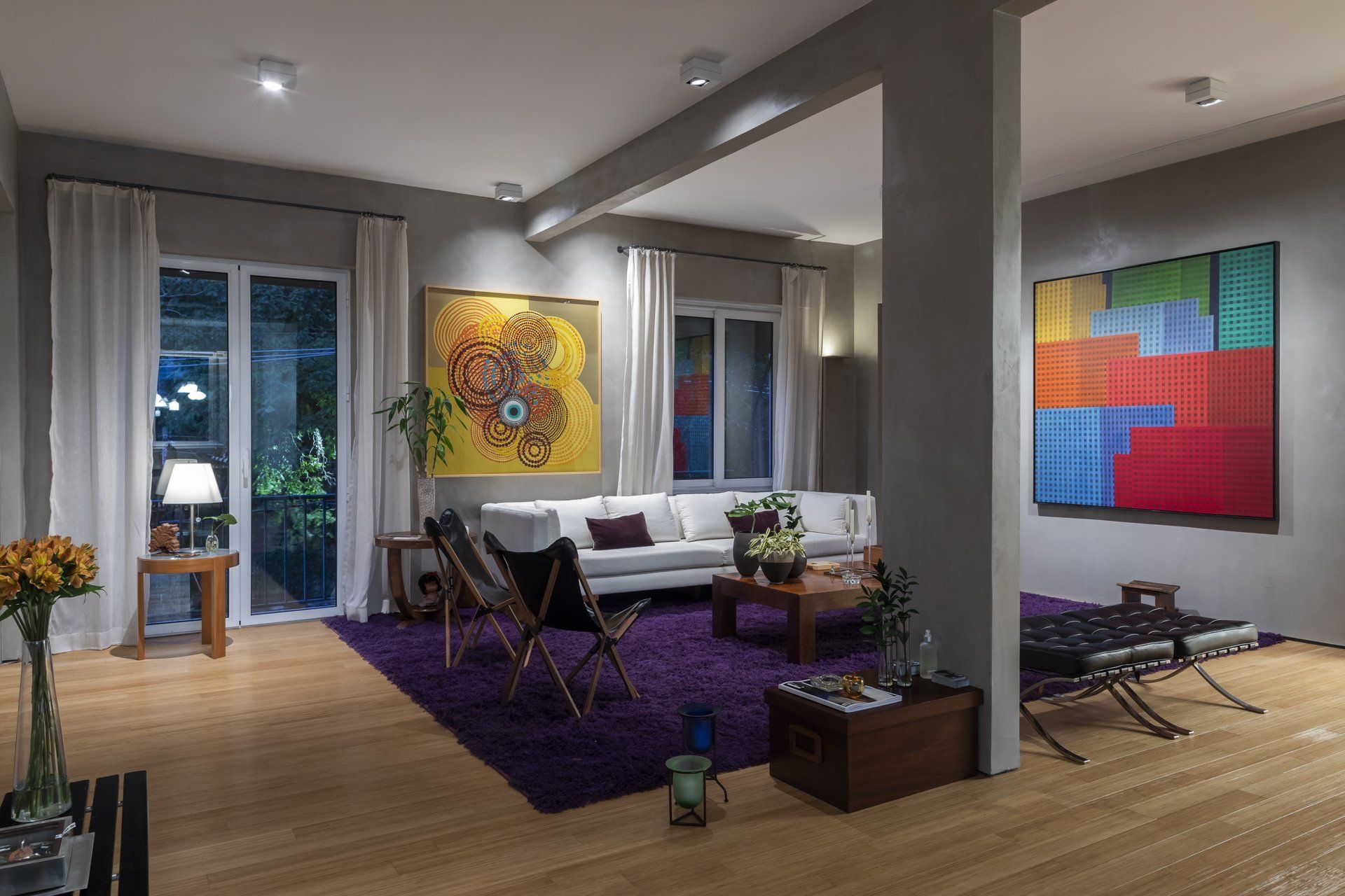 Uma sala de estar com tapete roxo e sofá