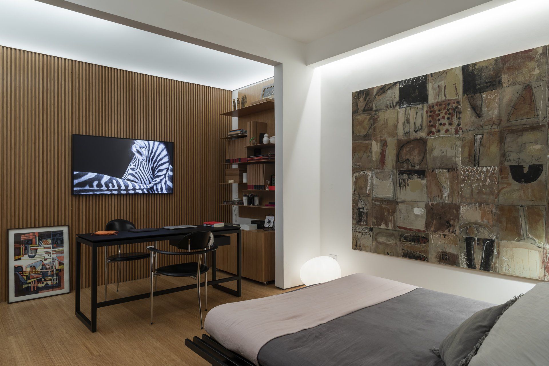 Um quarto com uma grande pintura na parede acima da cama