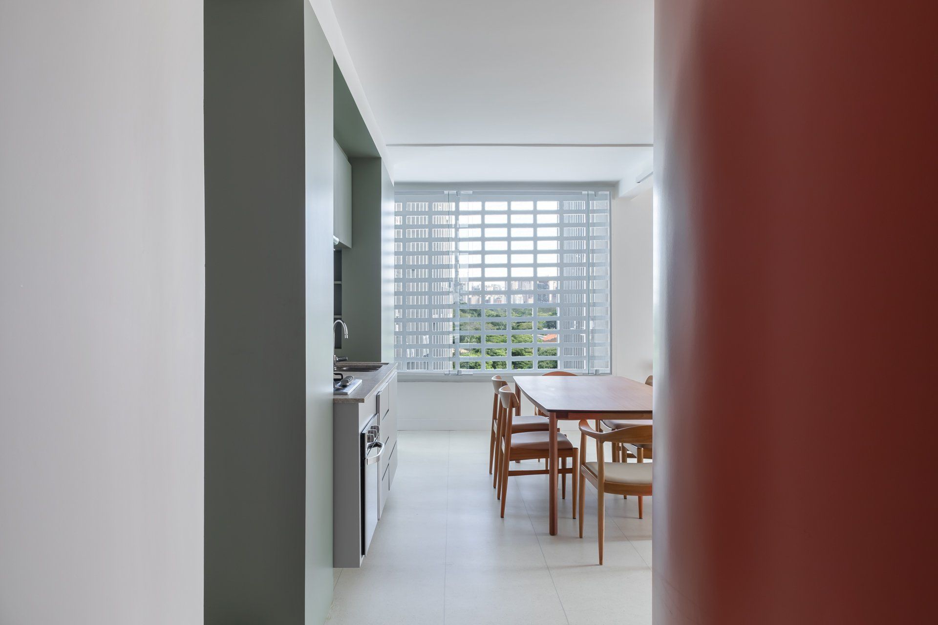 Uma sala com mesa e cadeiras e uma janela