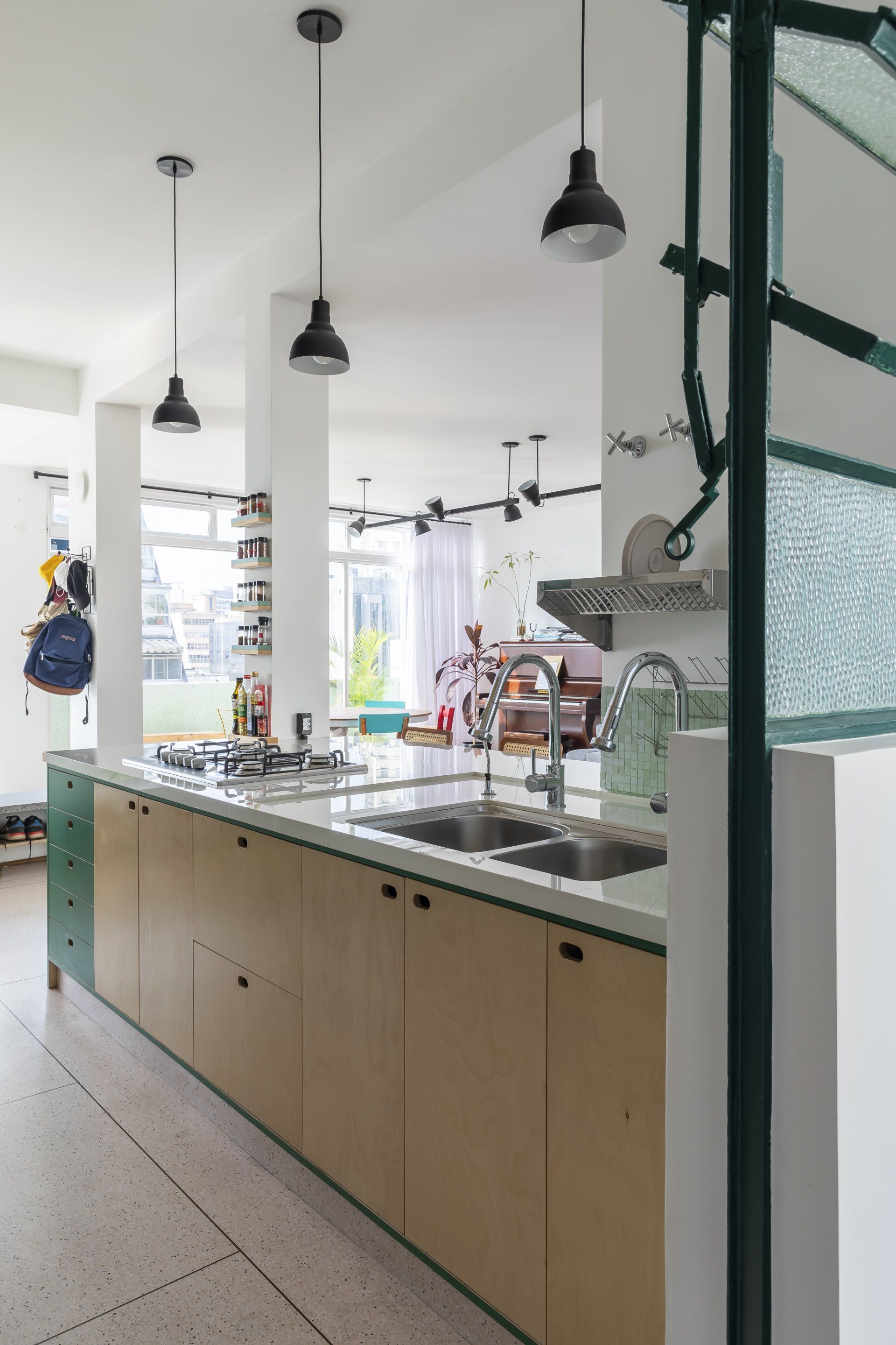 Uma cozinha com duas pias, fogão e janela.