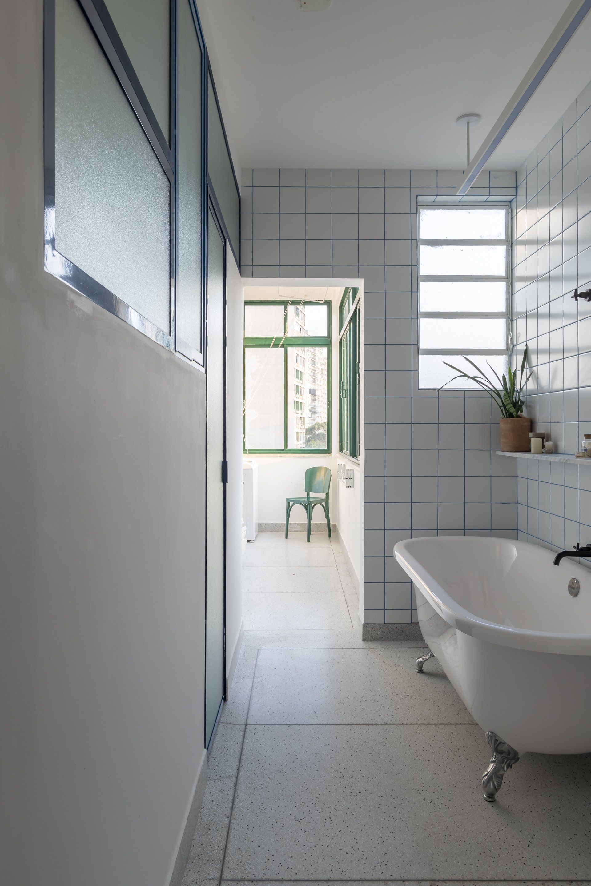 Uma casa de banho com banheira e um corredor que dá acesso a um quarto.