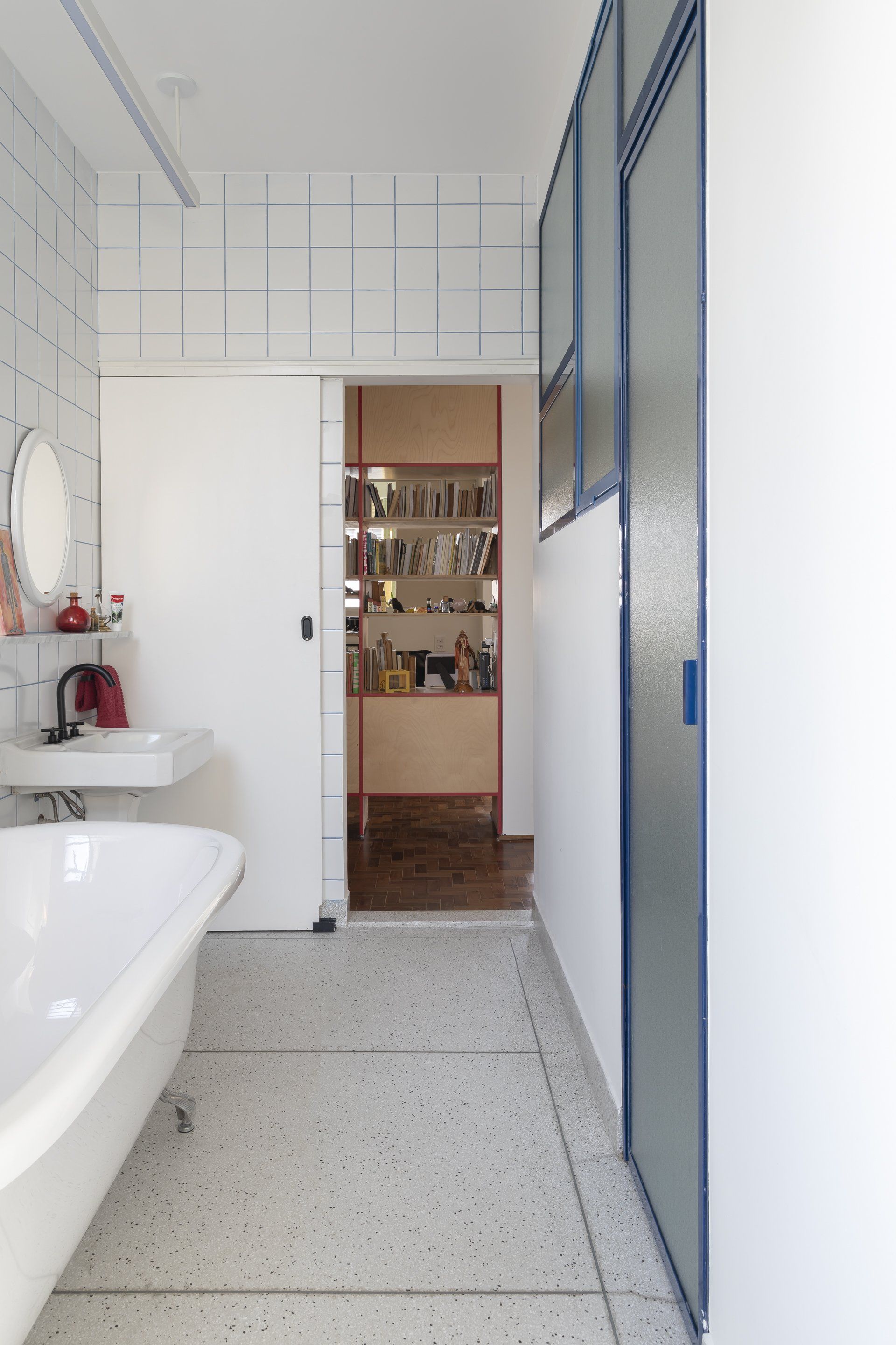 Um banheiro com banheira, pia e espelho