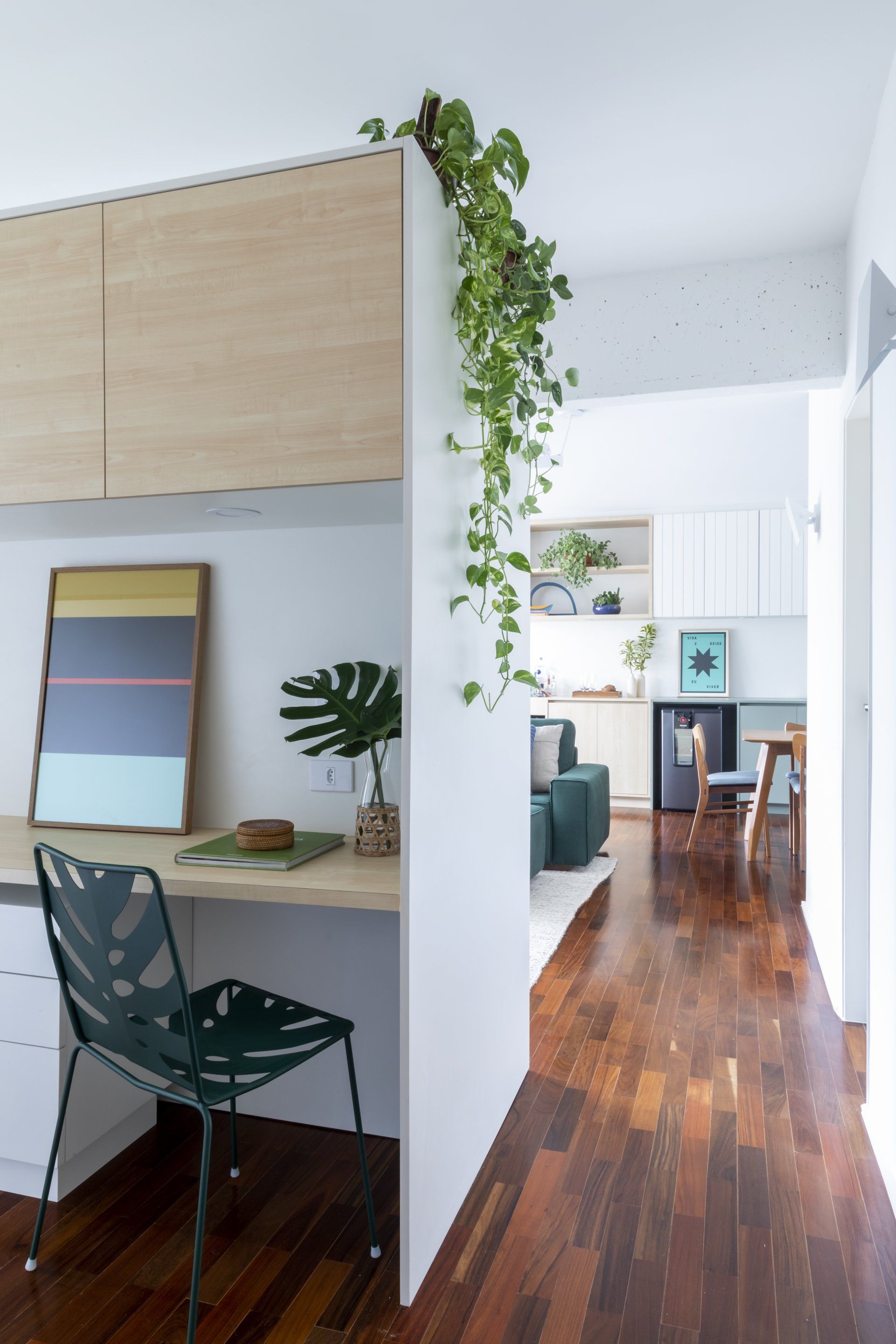 Uma sala com uma mesa e uma cadeira