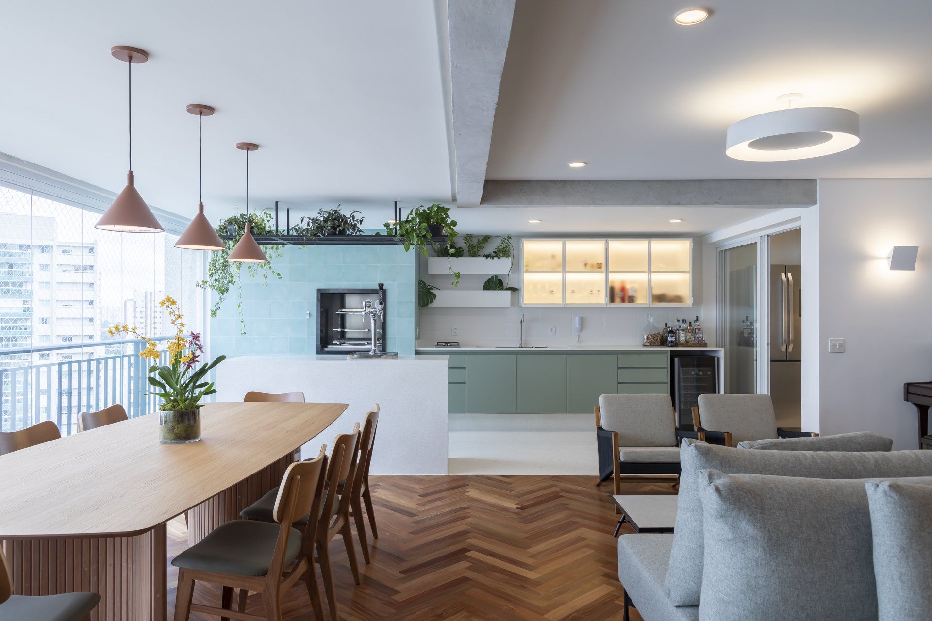 Uma sala de estar com mesa de jantar e cadeiras e uma cozinha.