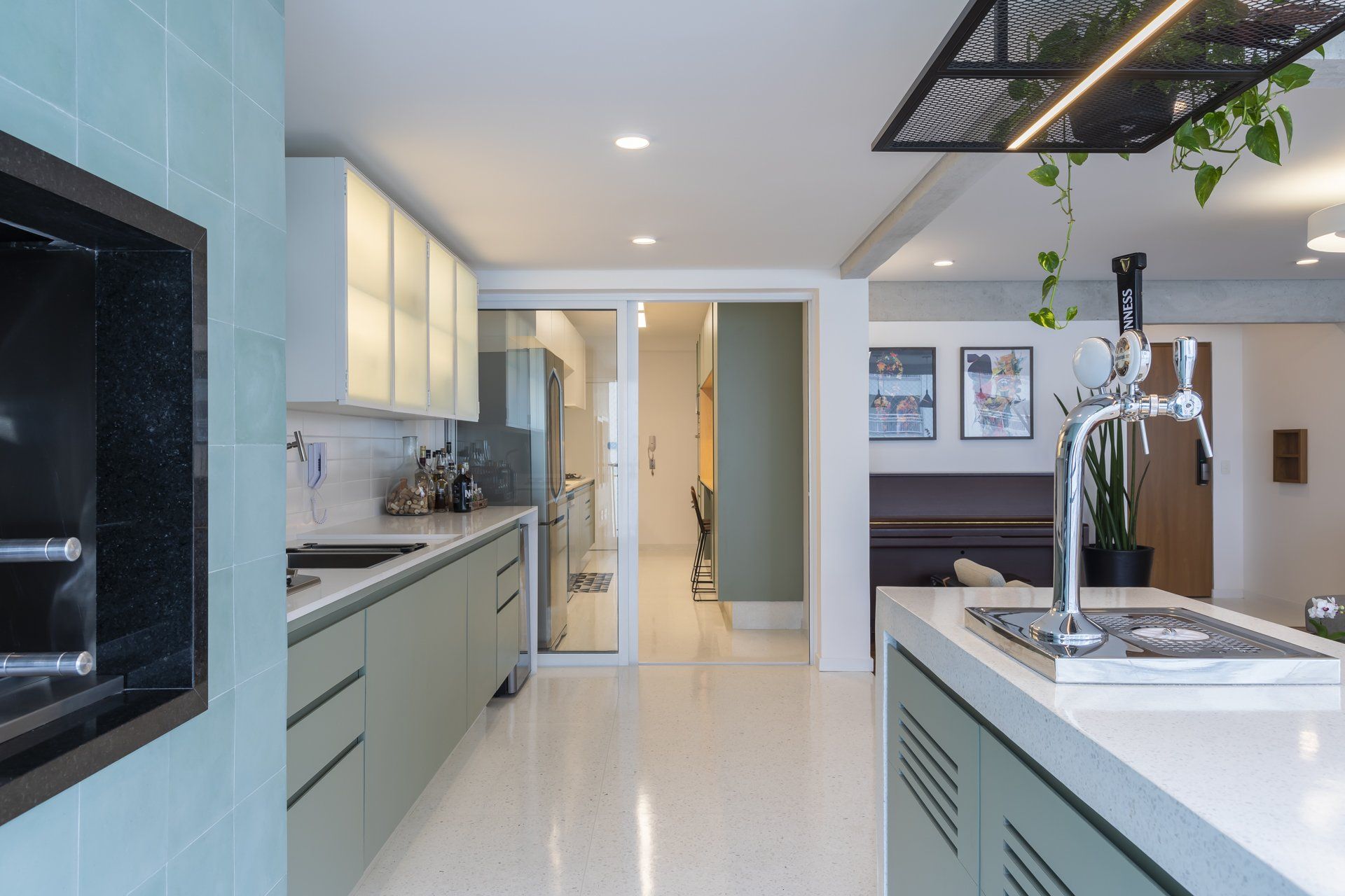 Uma cozinha com uma grande ilha e uma porta de vidro deslizante