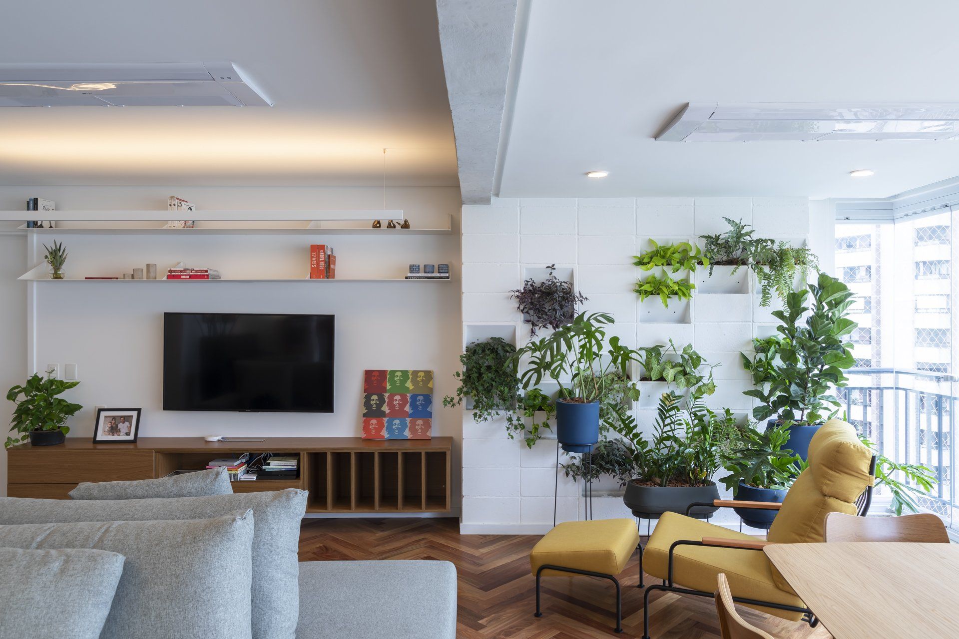 Uma sala de estar com sofá e TV de tela plana