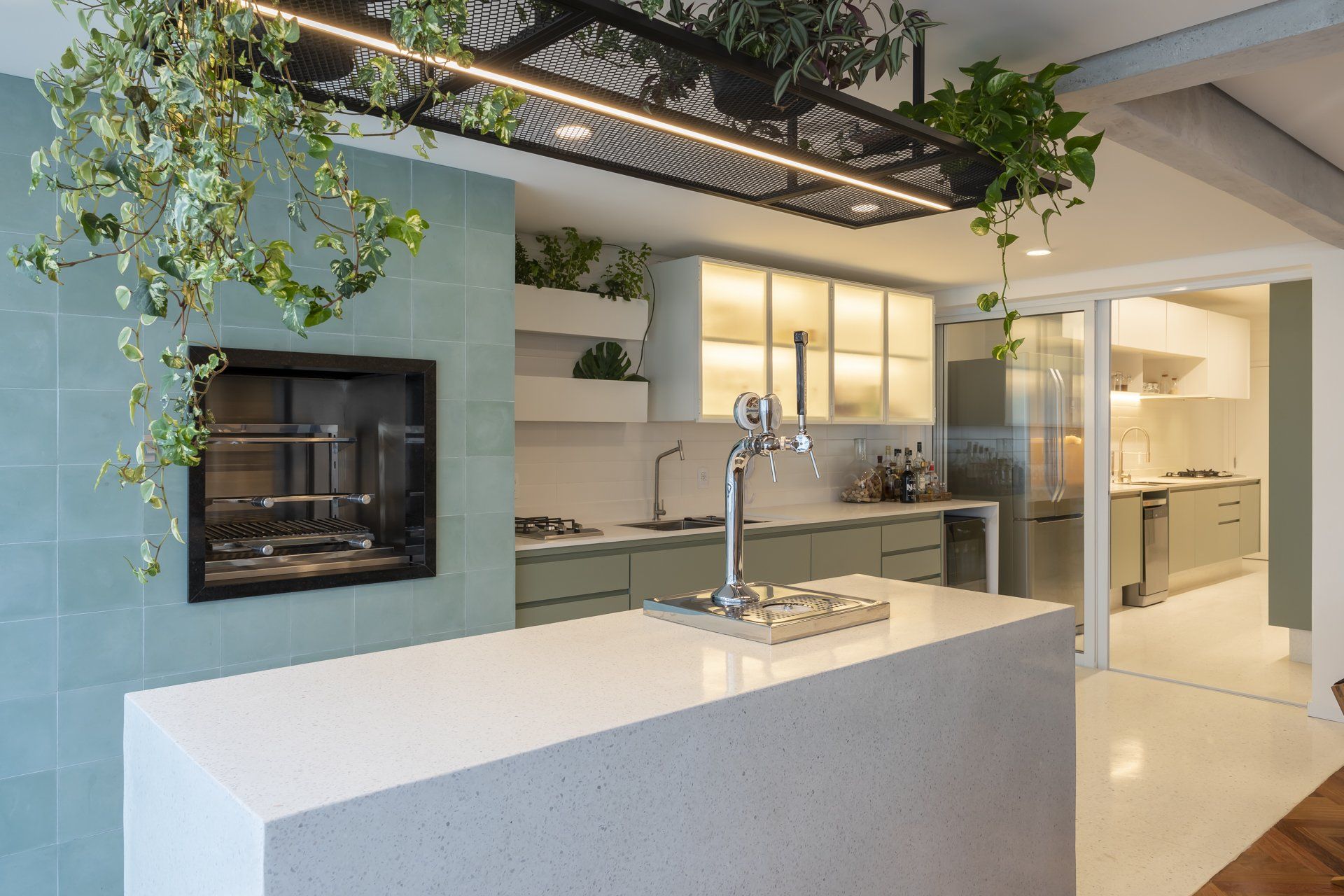 Uma cozinha com uma grande ilha e uma churrasqueira na parede.