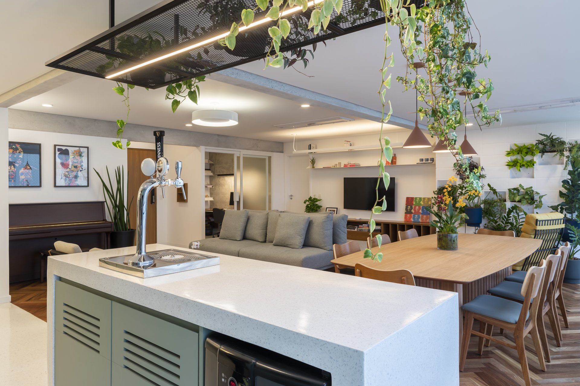 Uma sala com sofá, mesa, cadeiras e pia.